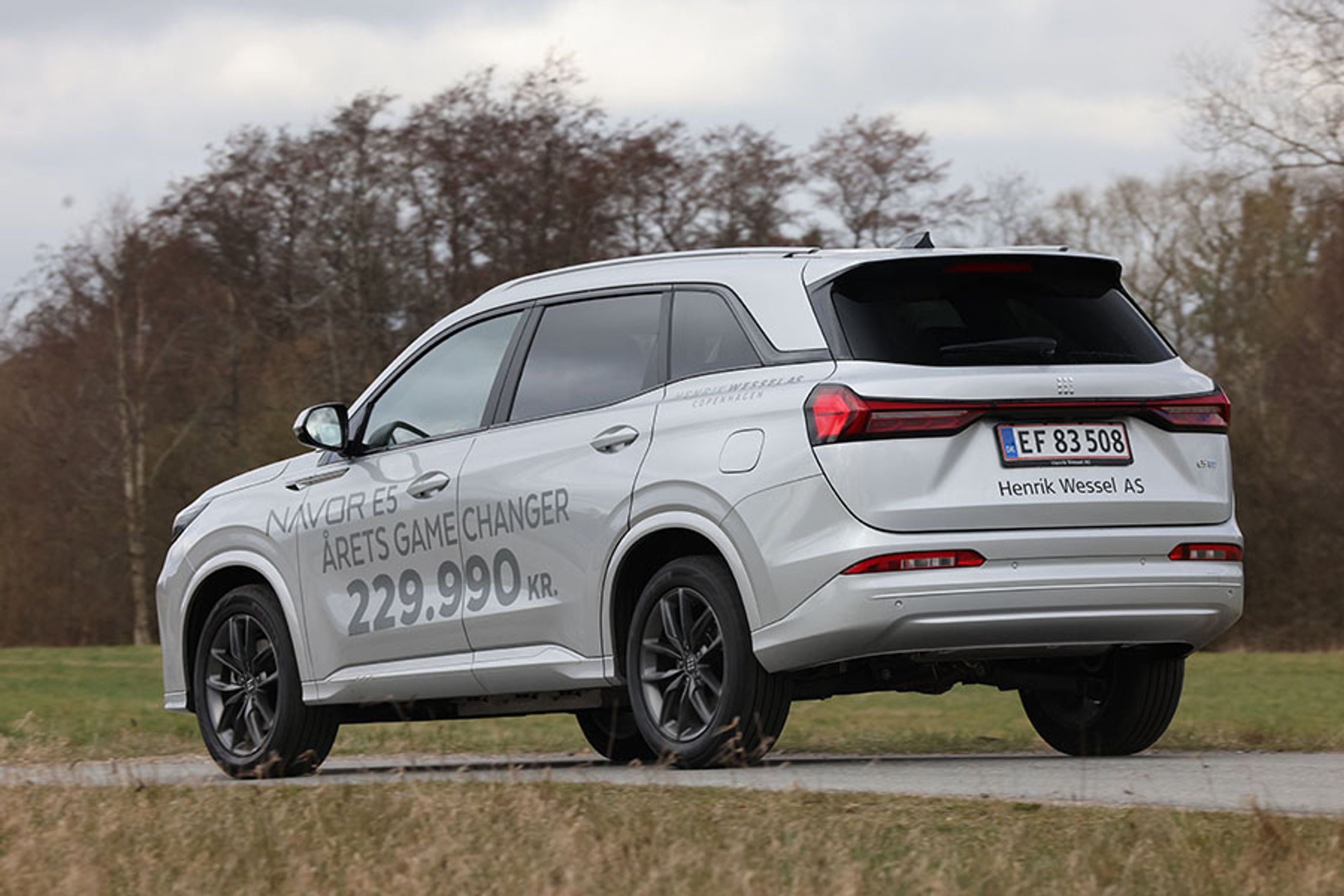 Navor E5 findes kun i en og samme udstyrsversion. Man kan tilkøbe varme i forsæderne til 7.000 kr. og metallak til 10.000 kr., men det er også de eneste muligheder for at få prisen i vejret. Anhængertræk er ikke en mulighed.