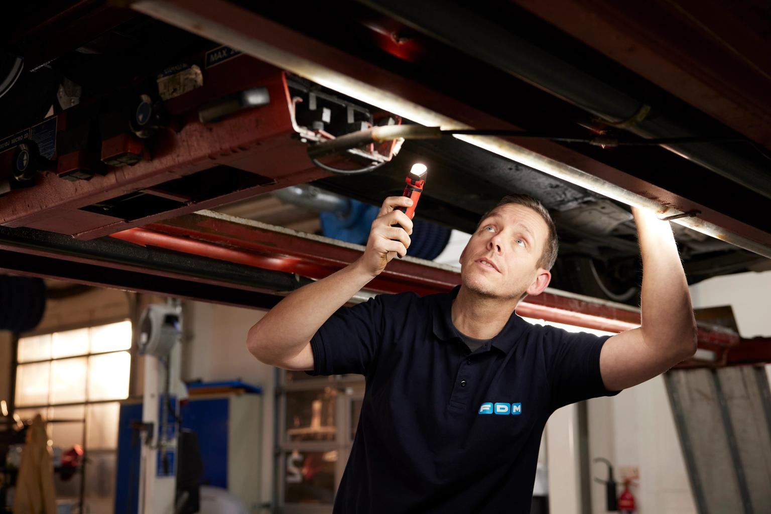 FDM medarbejder undersøger bil - Test og Bilsyn