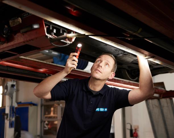 FDM medarbejder undersøger bil - Test og Bilsyn