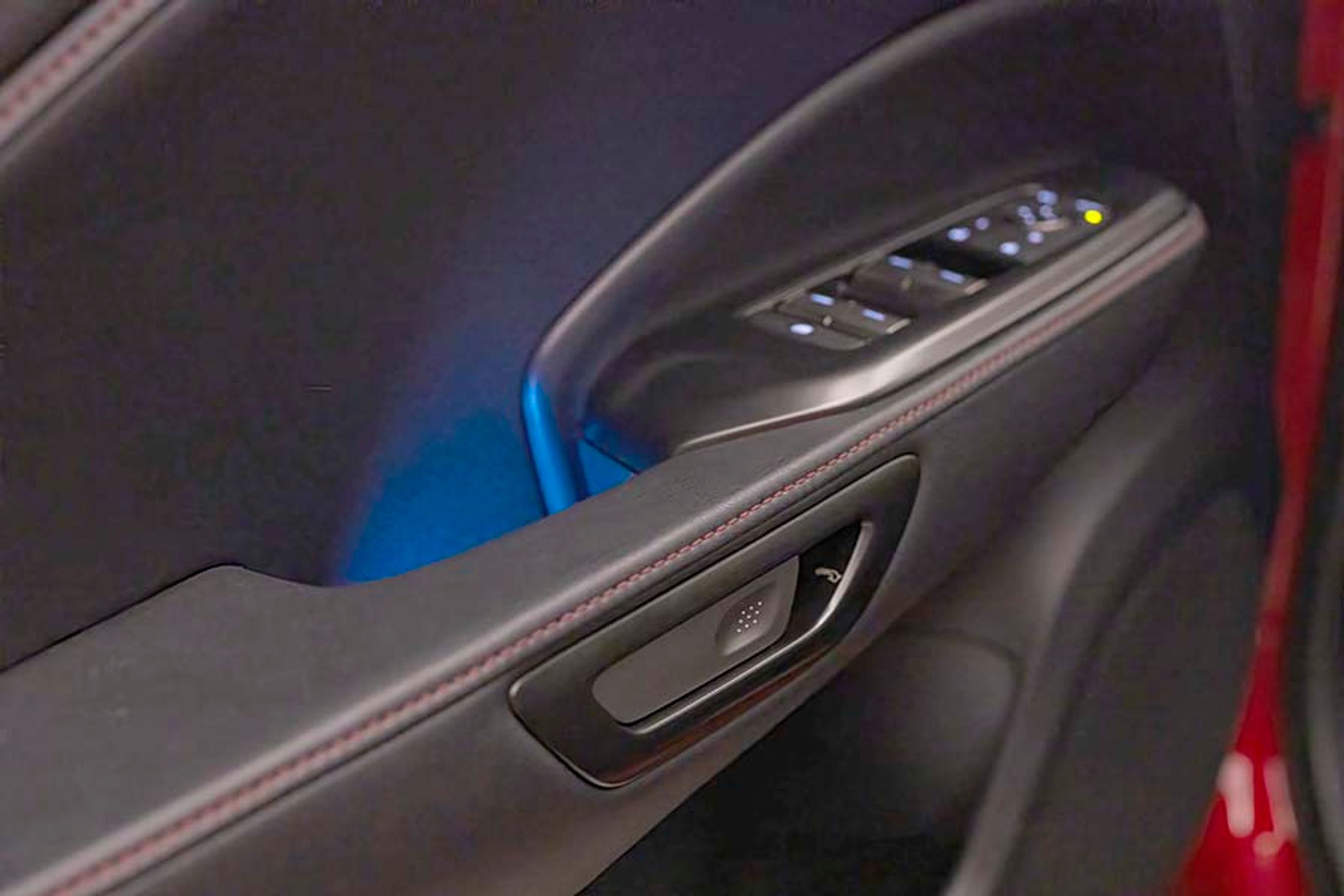 Dørene åbnes ved et tryk på knappen, idet selve dørlåsen er elektrisk aktiveret. Det gør det let at komme ind og ud af bilen. 