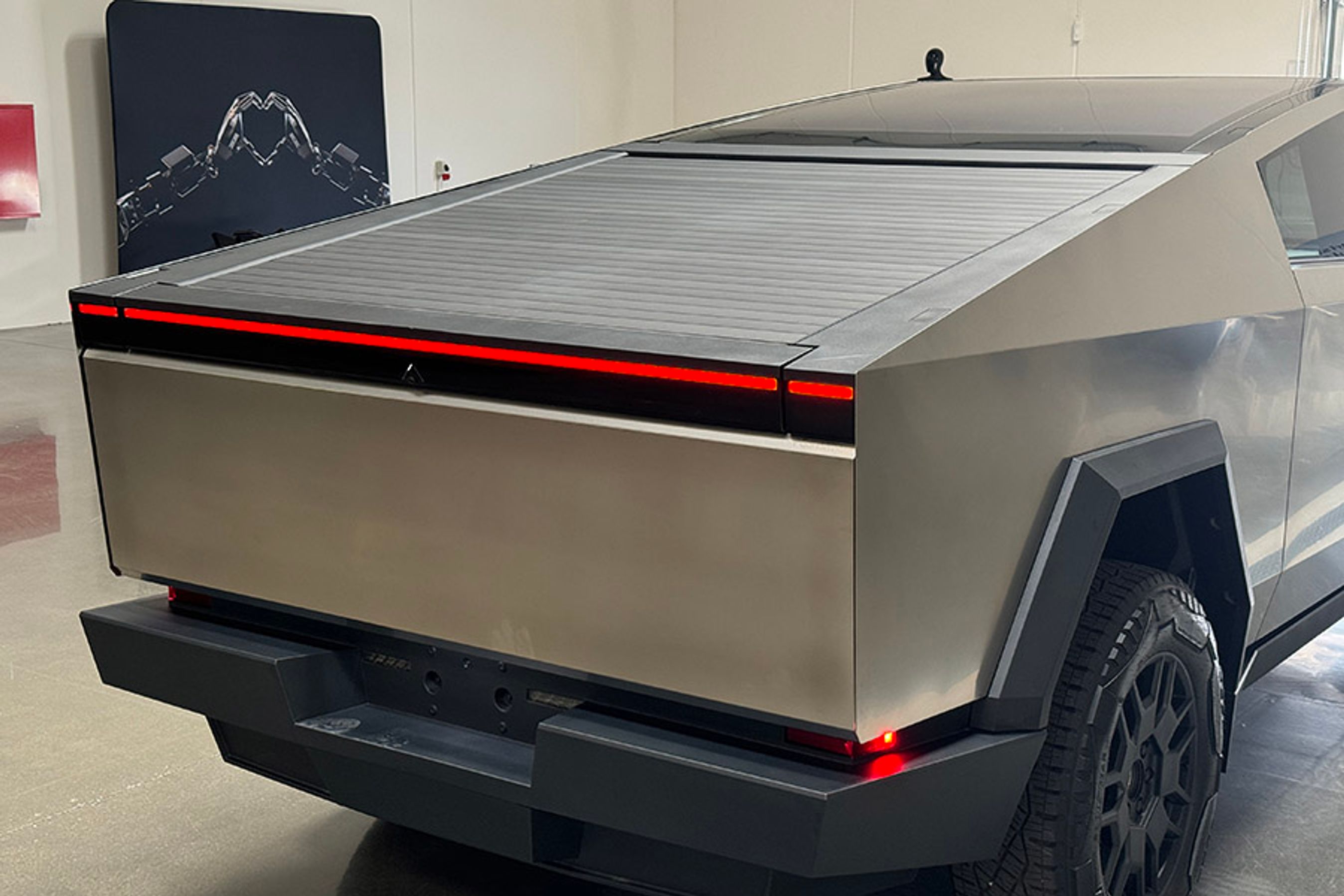 Med dækkenet på ligner Cybertruck ikke en truck. Det har også den fordel, at de ting du har liggende på ladet ikke kan ses udefra og er beskyttet mod tyveri. Og så er rækkevidden også 10 pct. længere, hvilket er vigtigt i en elbil. 