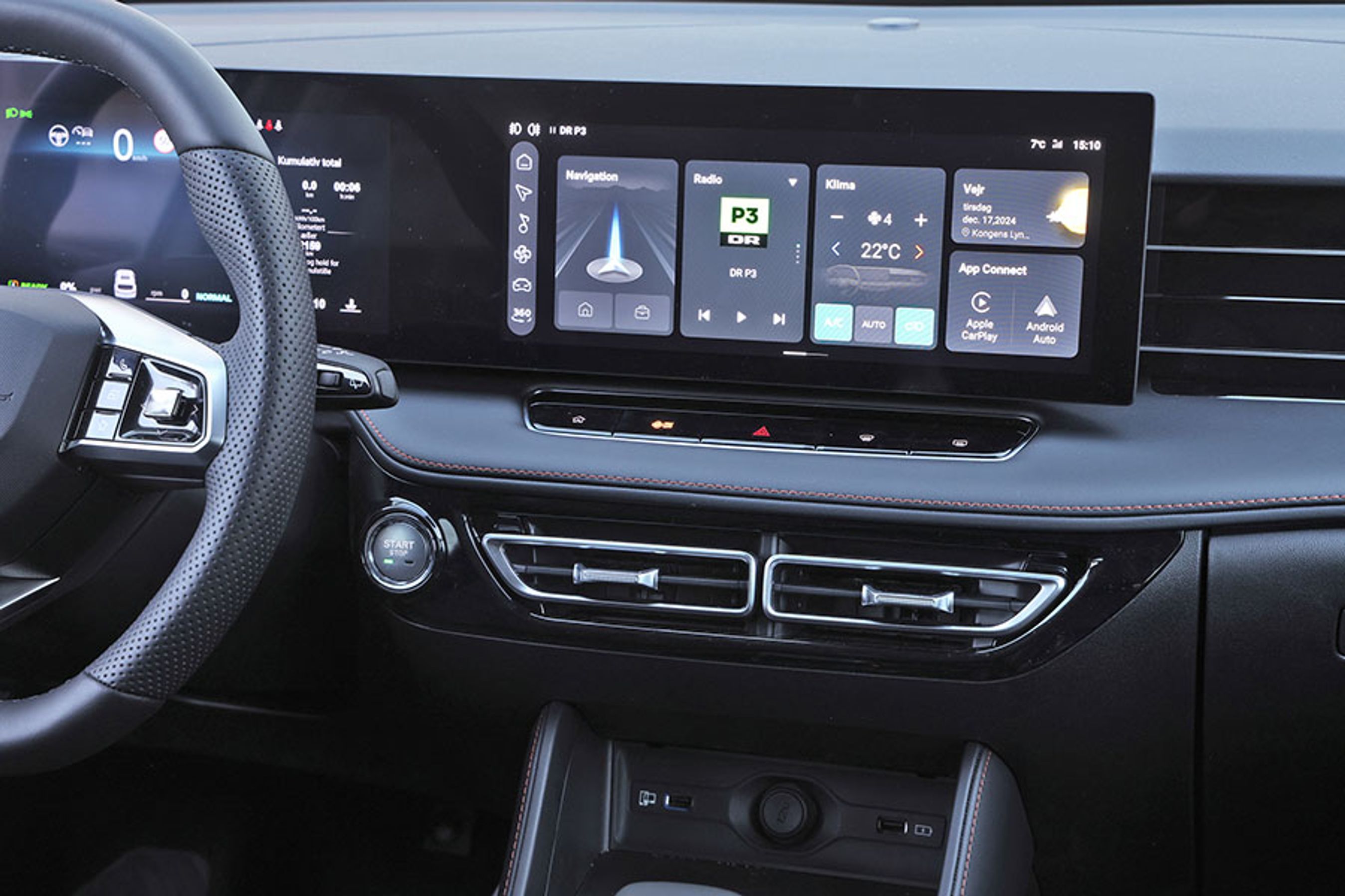 Rigtig mange funktioner betjenes gennem skærmen, der reagerer langsomt på tryk. Vi havde også udfordringer med at holde konstant temperatur i kabinen, når bilen skifter mellem drift på benzin og elektricitet.