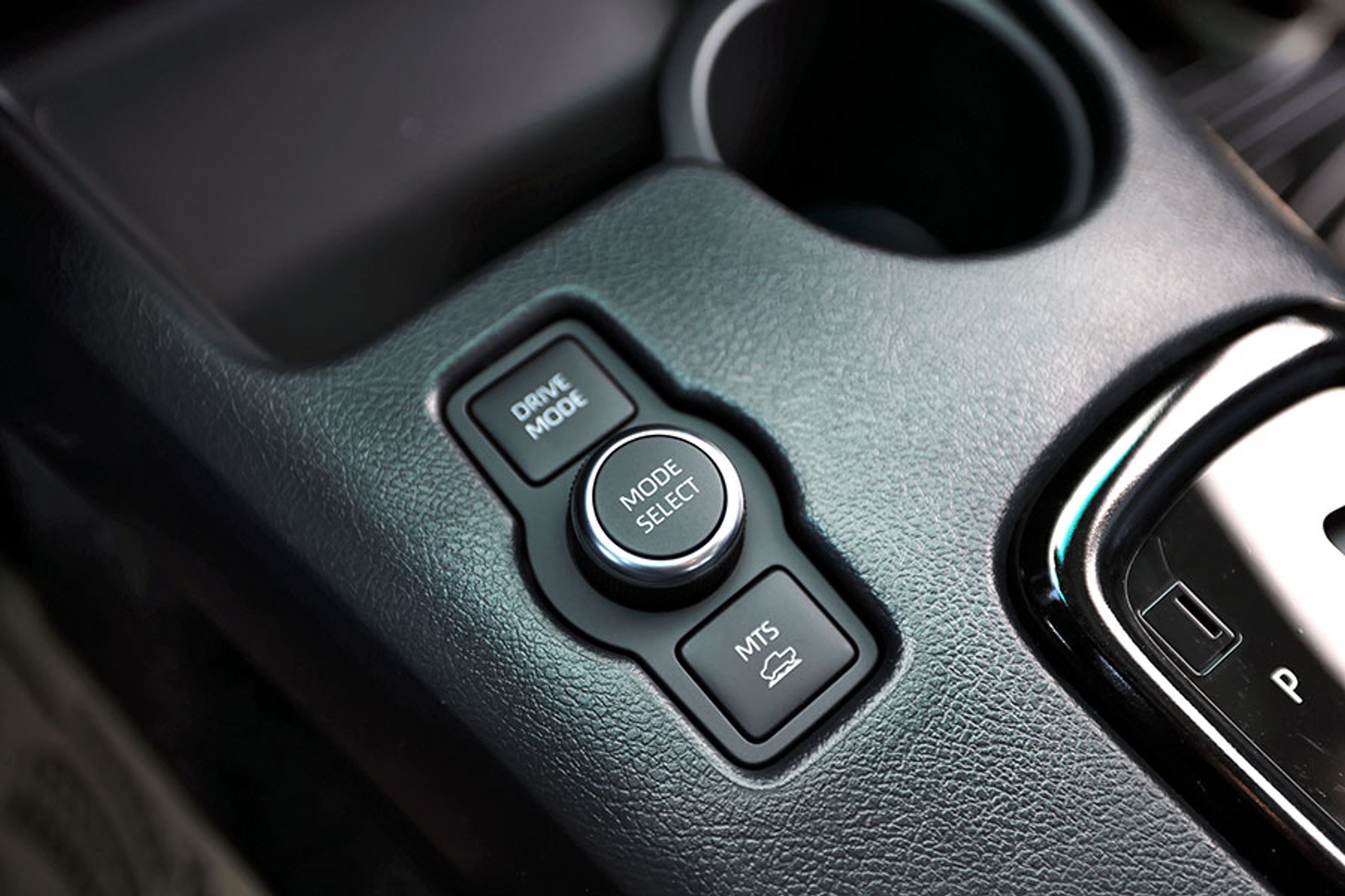 I udgaven med mildhybrid-teknik er der nu kommet Multi-Terrain-Select, som er en funktion, hvor man via en knap kan skifte mellem forud-programmerede indstillinger for firehjulstræk, speeder-respons og elektroniske hjælpesystemer.