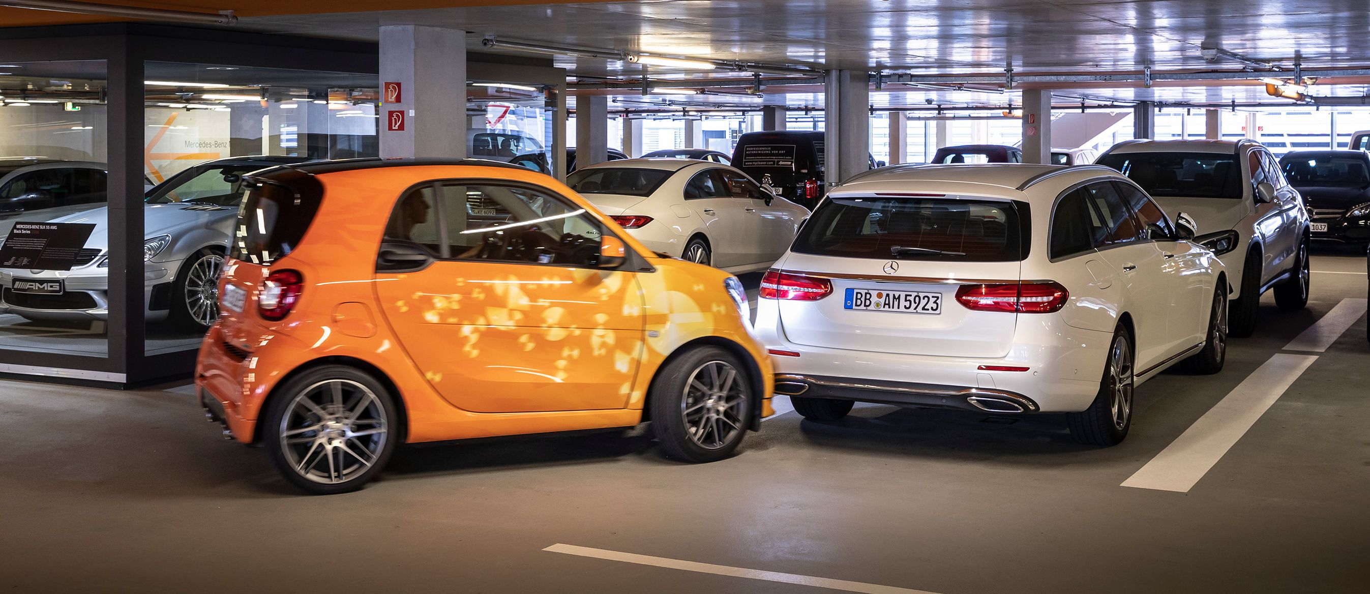 En Smart kører ind i en parkeret C-klasse.