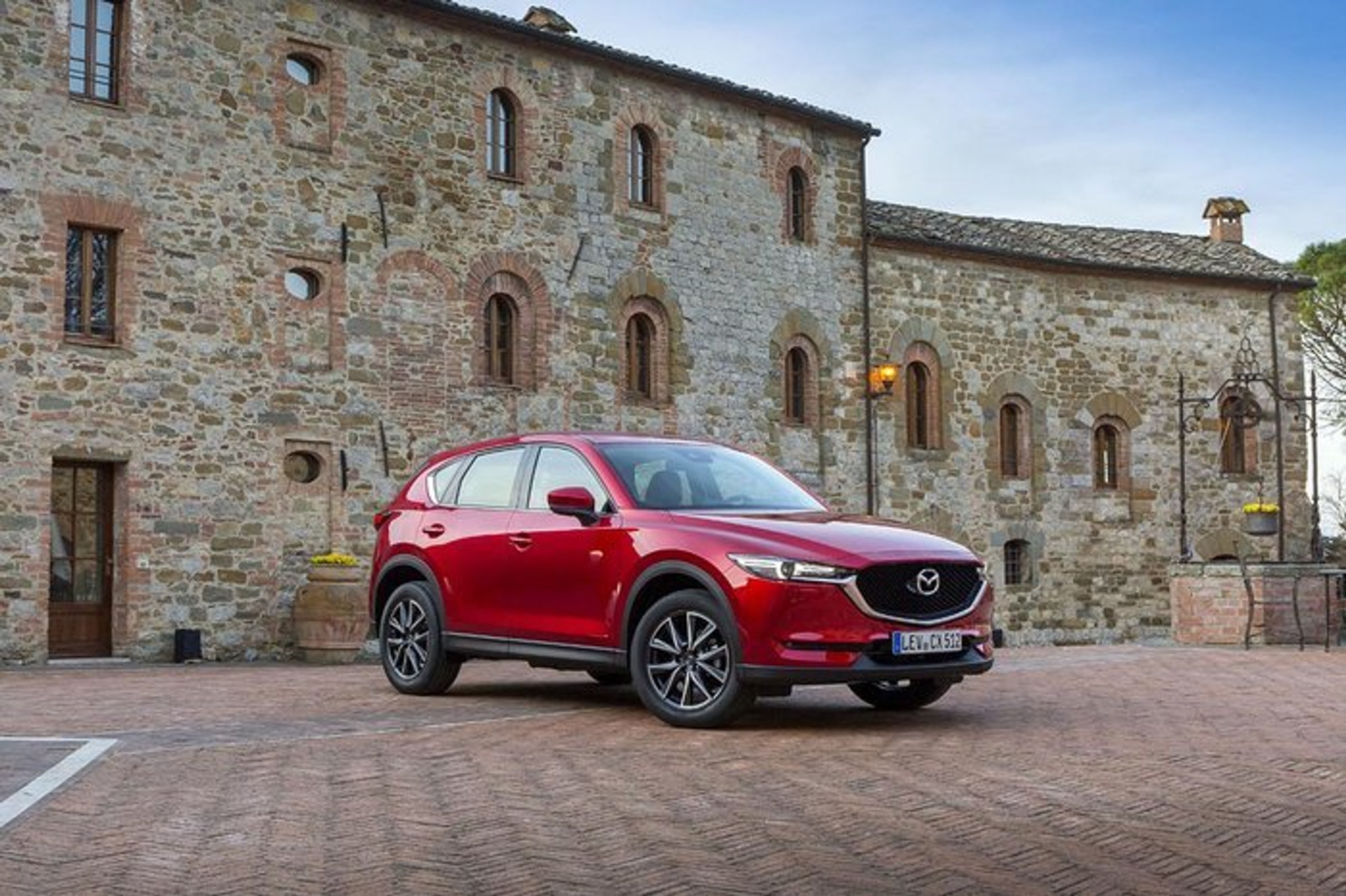 Stilen er stadig meget ren uden dikkedarer, men der er alligevel detaljer at gå på oplevelse i.