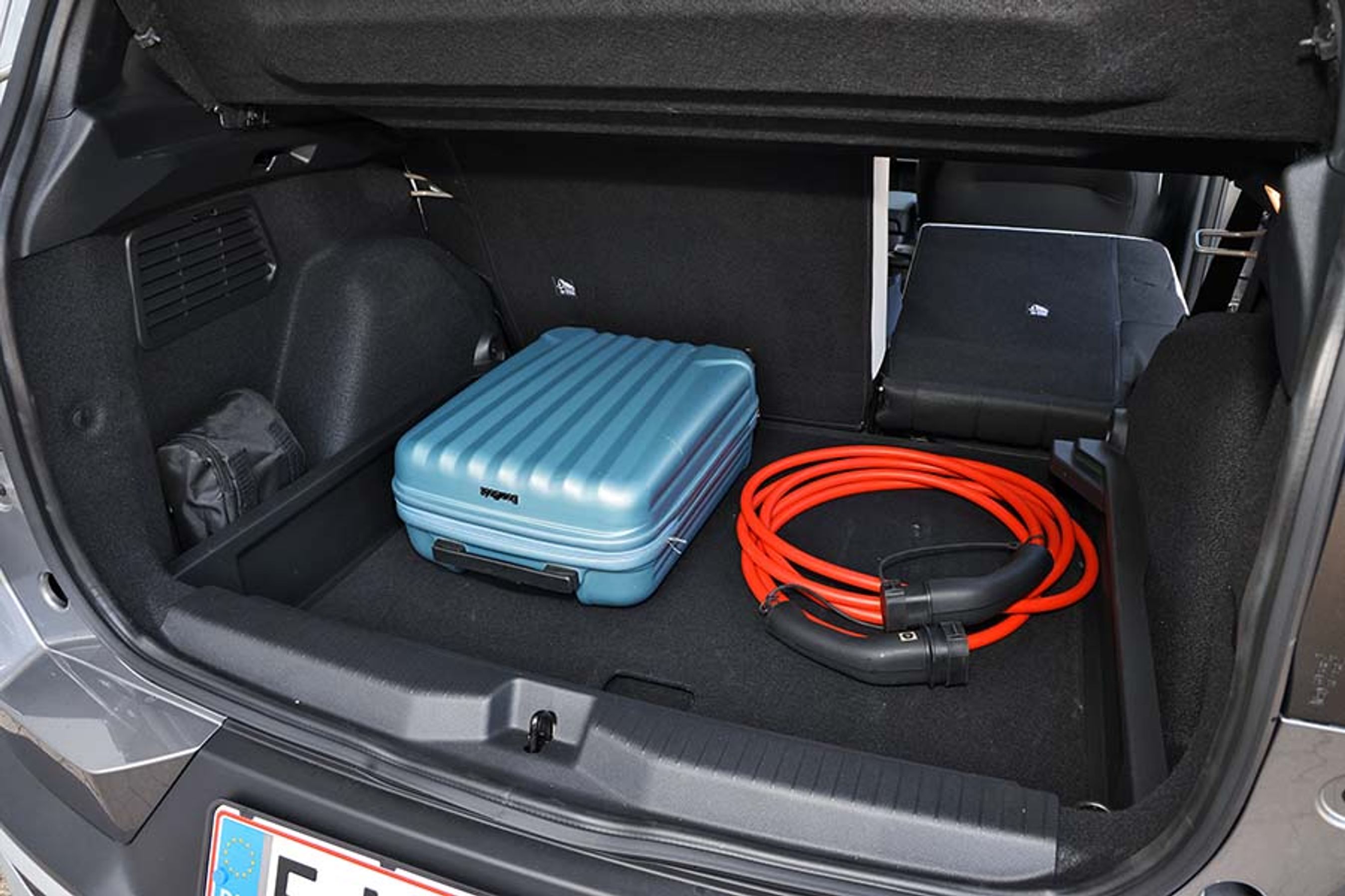 Der er ikke et separat rum til ladekablet, som derfor ligger og flyder i bagagerummet.