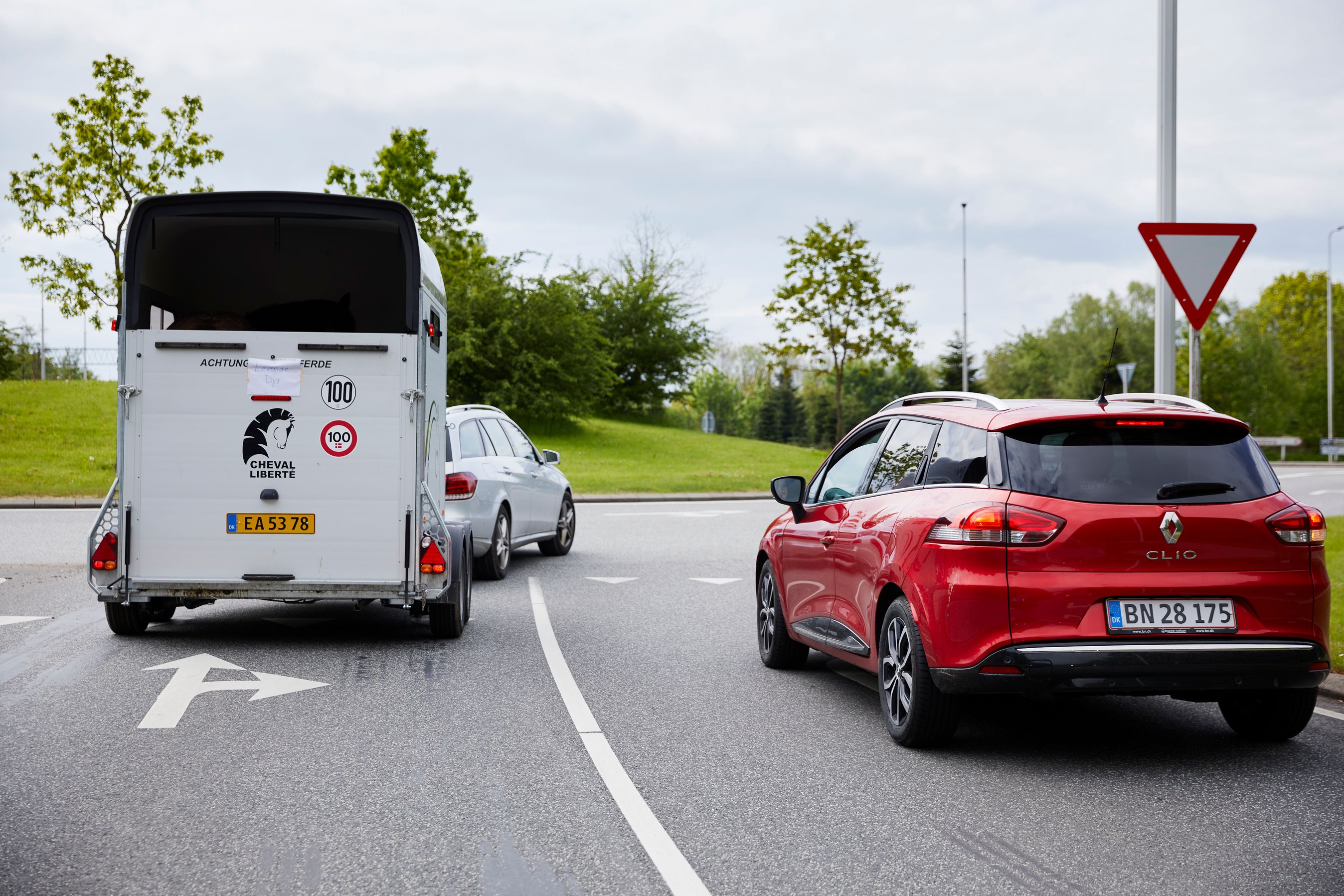 Hold afstand til en hestetrailer