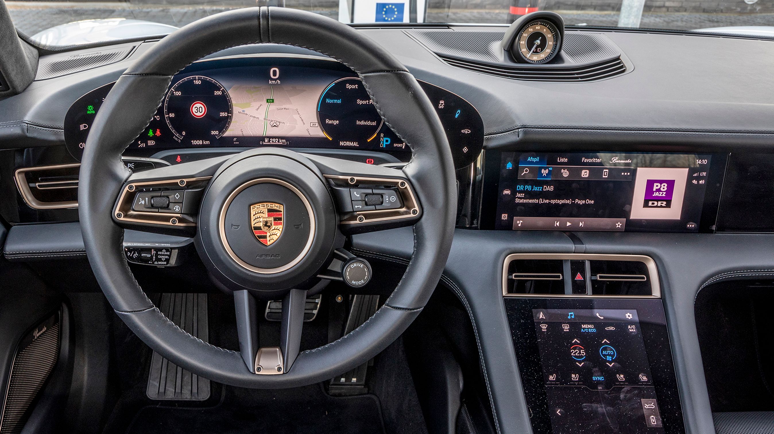 Gearvælgeren er placeret til højre for rattet som en lille stilk, der vippes op eller ned alt efter køreretning. Et tryk på „P“ aktiverer også p-bremsen.