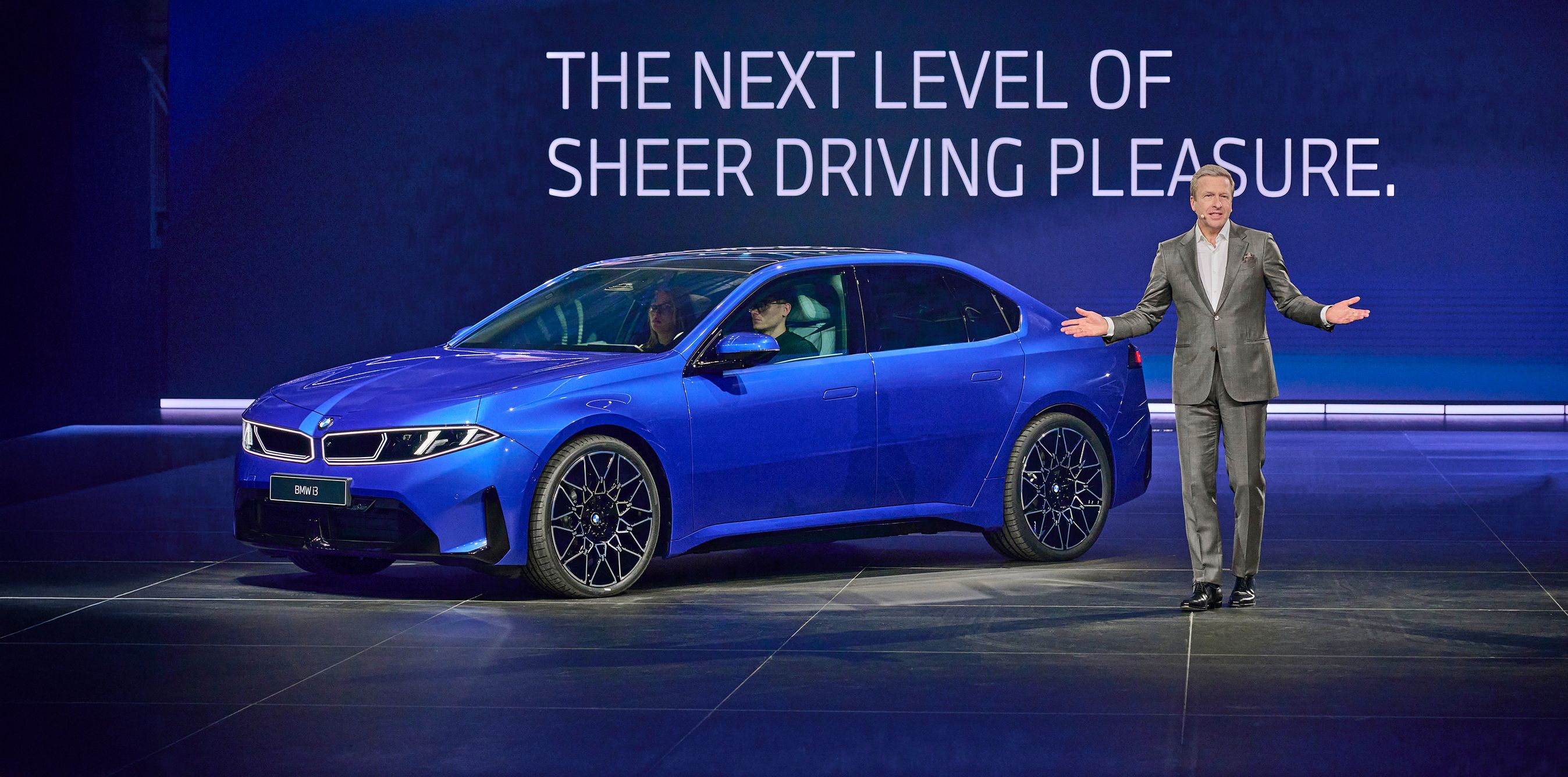 BMW i3 med person på scene.