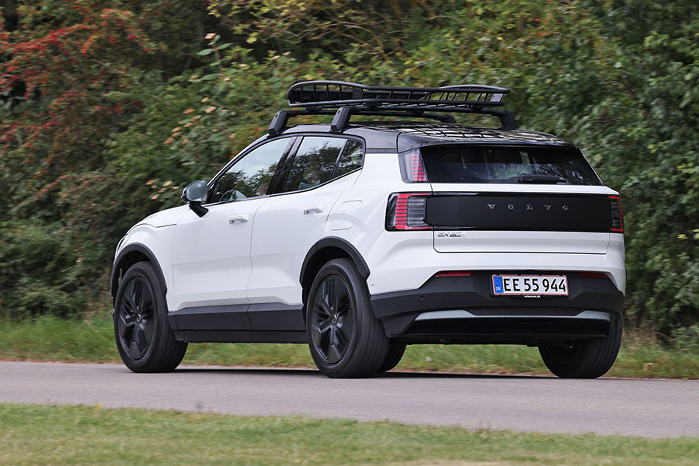 Volvo EX30 CC set bagfra med træer i baggrunden