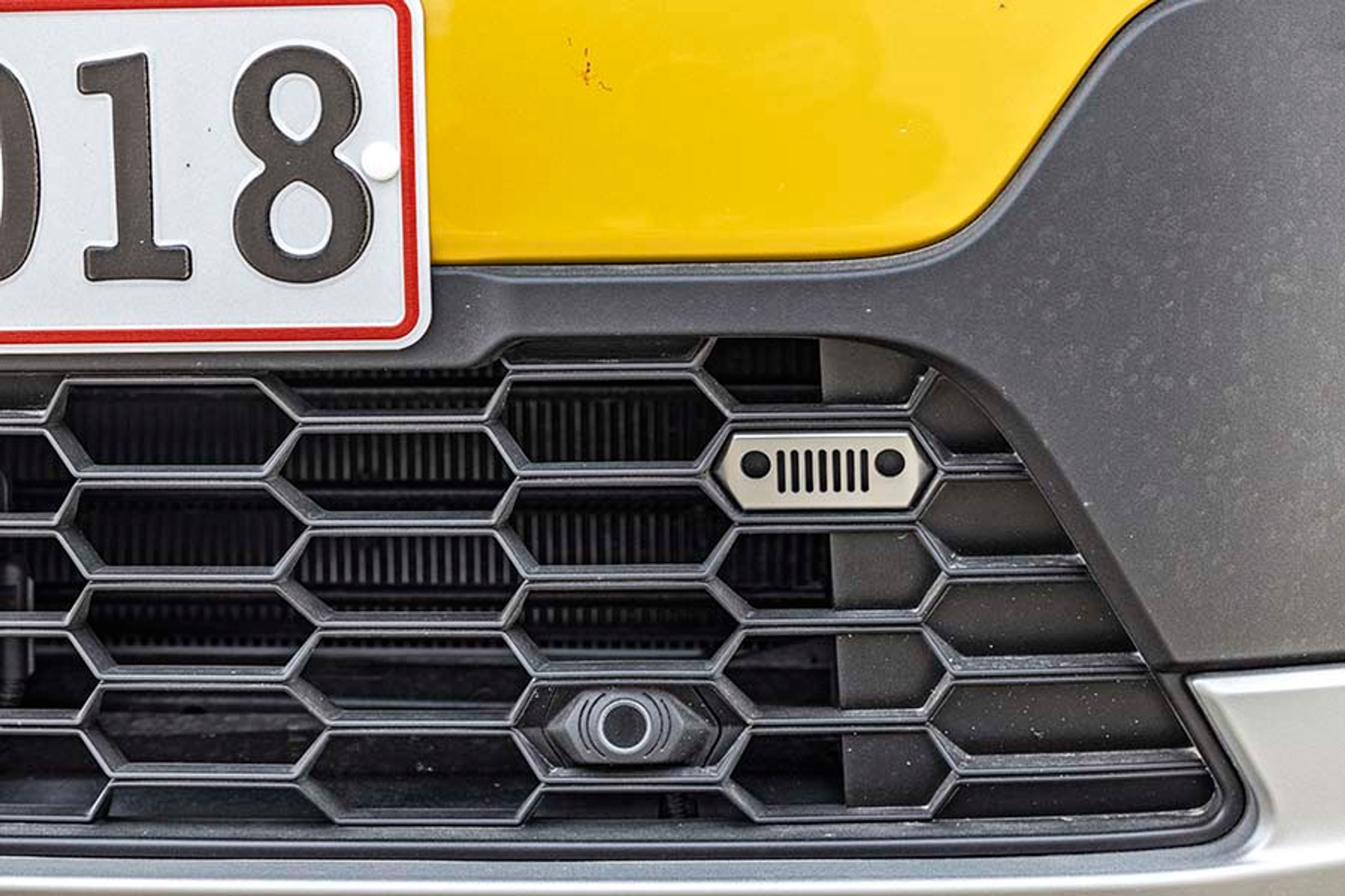 En traditionel Jeep-front med køleriller af afbilledet på elbilens front. En af mange hyggelige gimmicks på bilen.