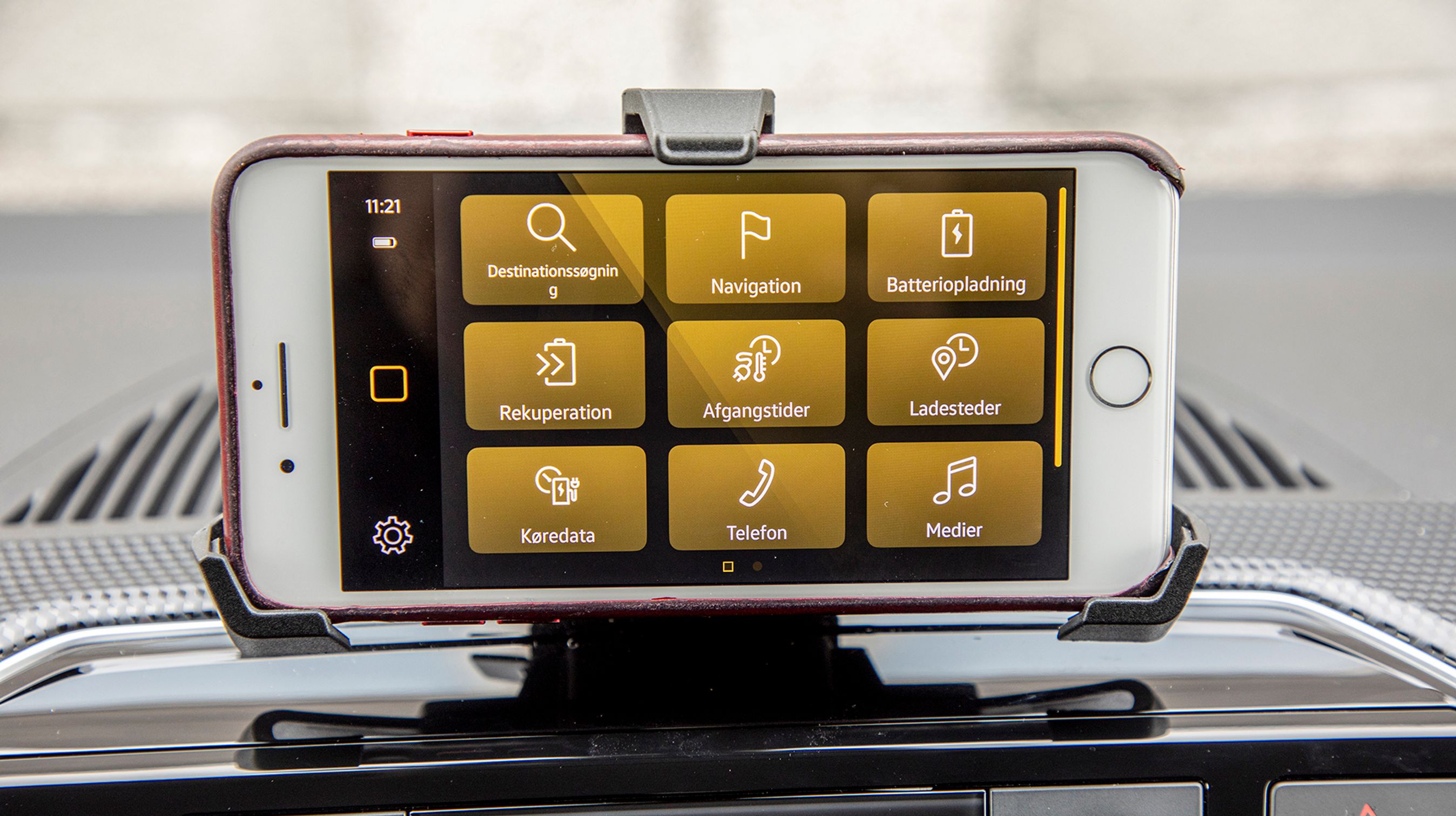 Fra app'en kan man styre telefon, navigationsanlæg og få oplysninger om turen. Den virker nogenlunde, men er ikke fri for børnesygdomme, så alt i alt er det en lidt bøvlet løsning.