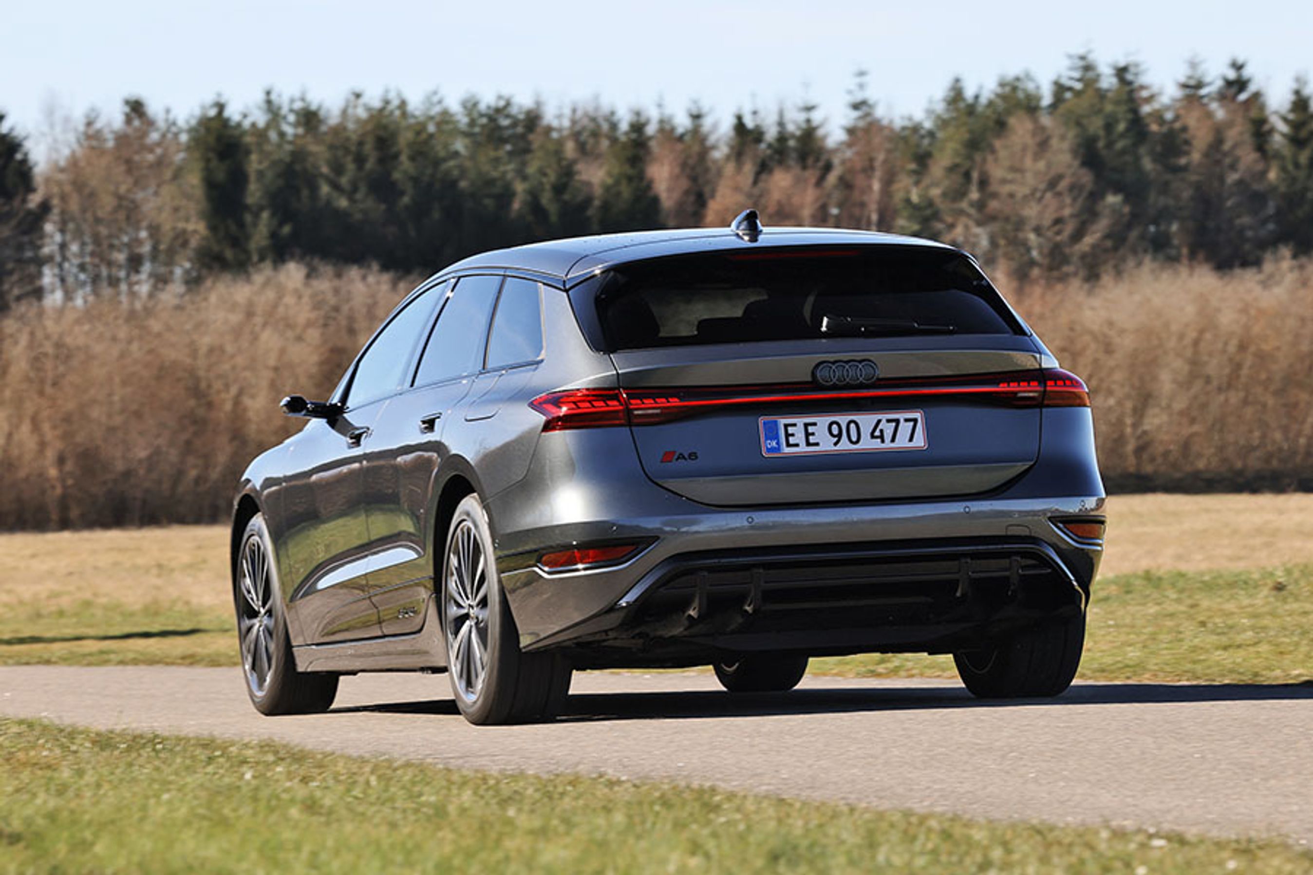 Audi A6 Avant e-tron set skråt bagfra kører på landevej