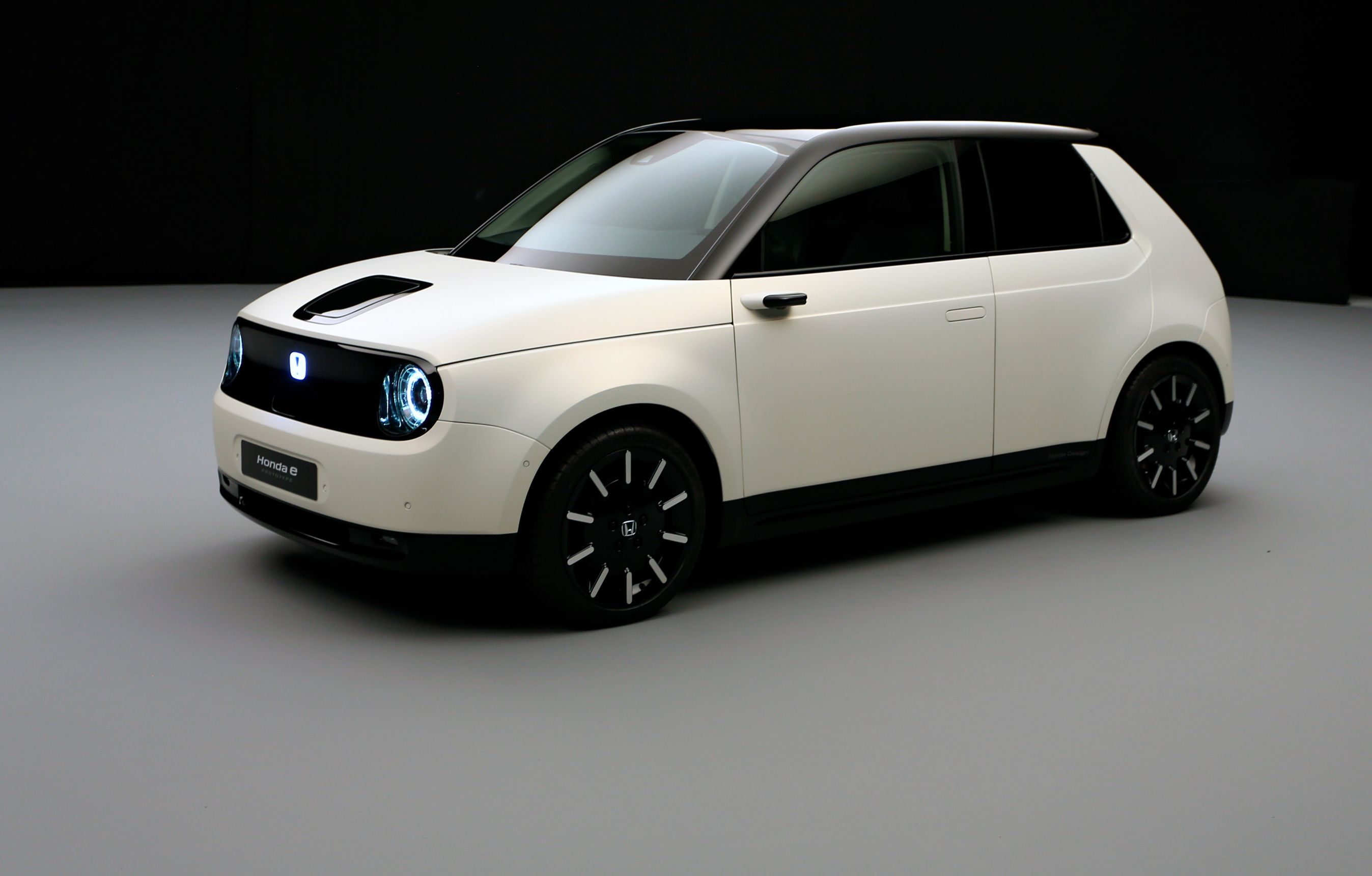 Honda e har et rent, retro-inspireret design.