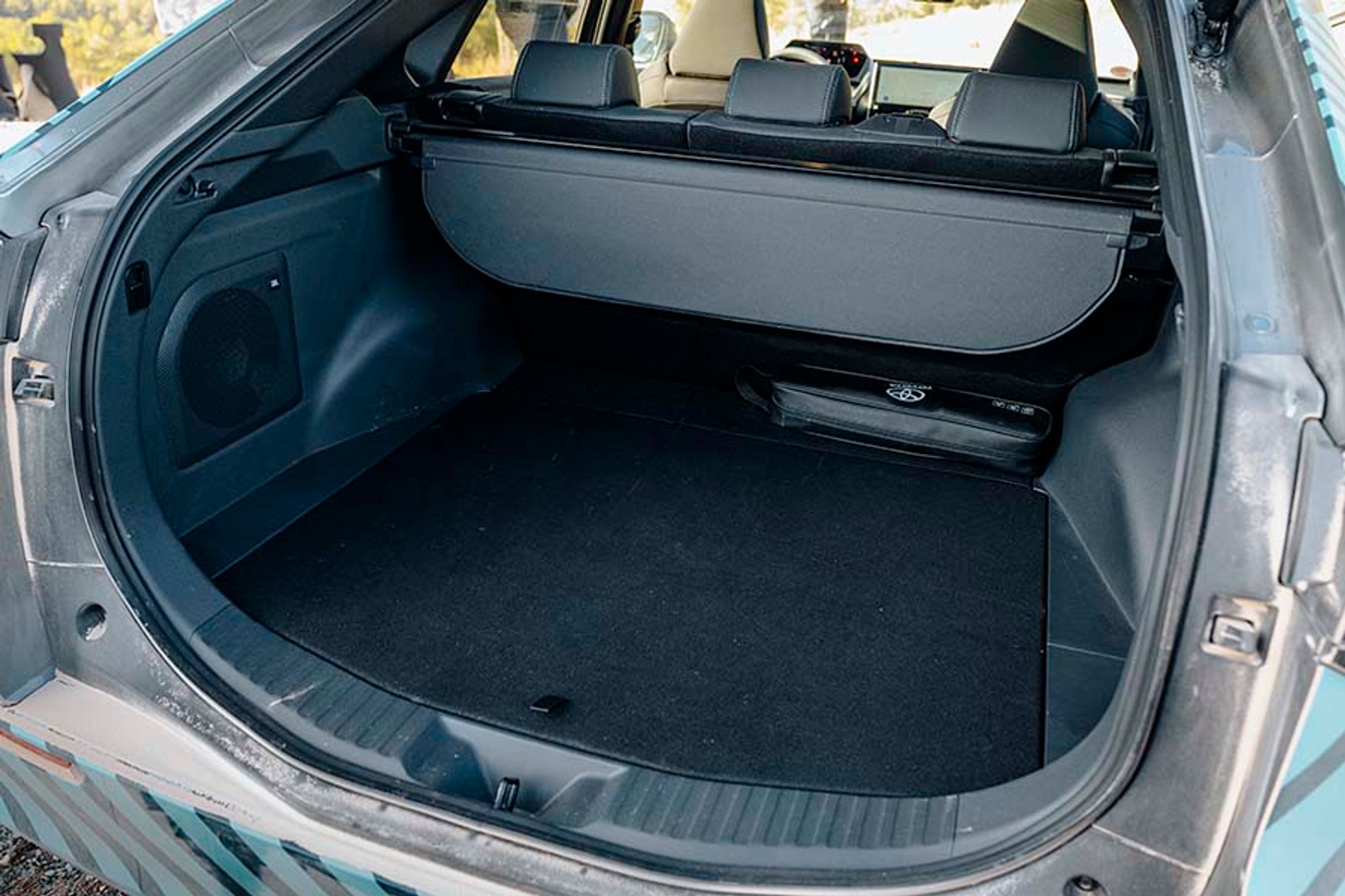 Bagagerummet rummer i alt 452 liter, og takket være en meget stor bagklap er det let at komme til det. Under gulvet er der plads til ladekabler, men vi savner en egentlig frunk fortil.