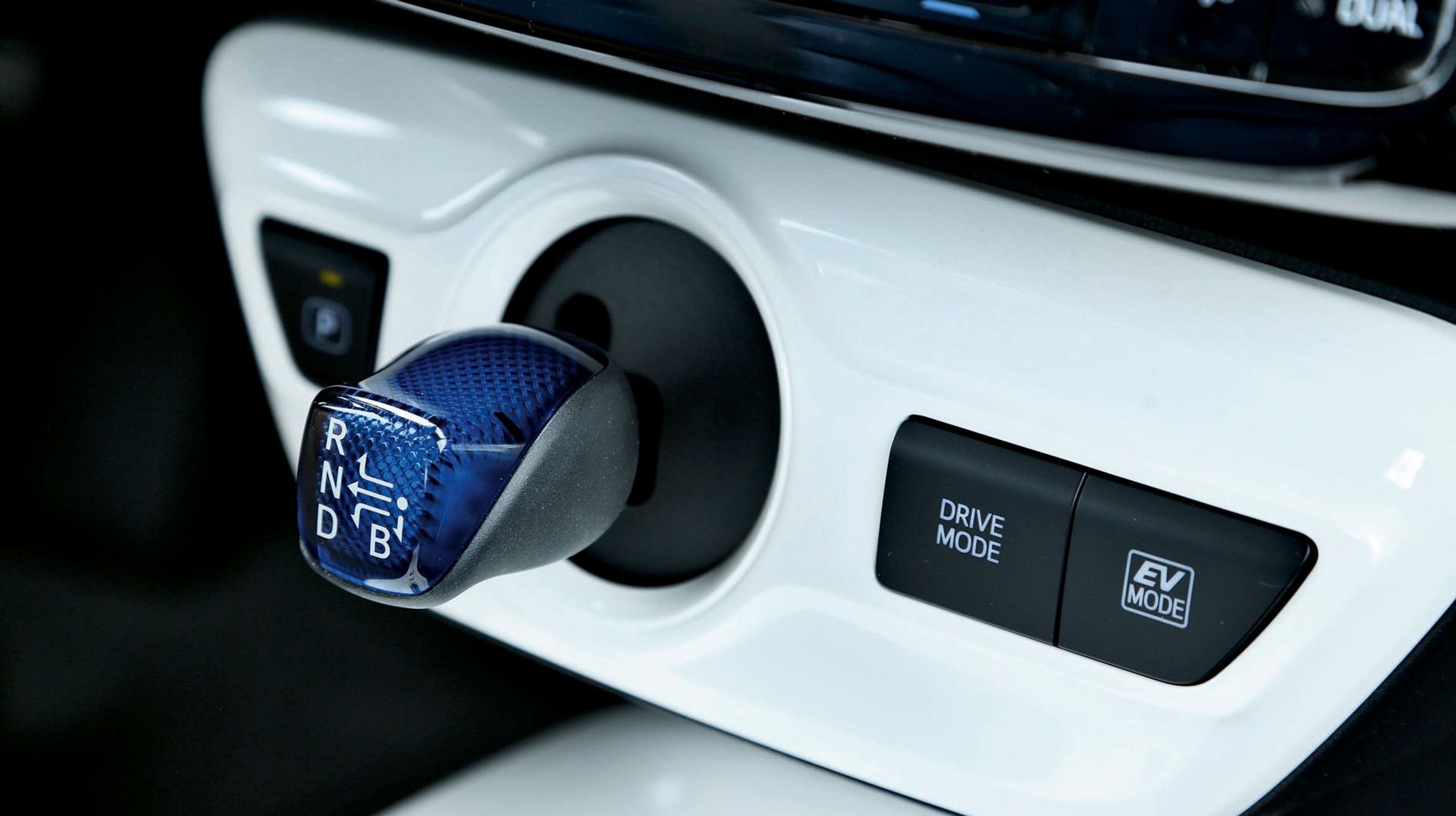 Gearstangen er utrolig let at betjene. B-funktionen fungerer ligesom D (Drive), men giver ekstra megen motorbremsning.