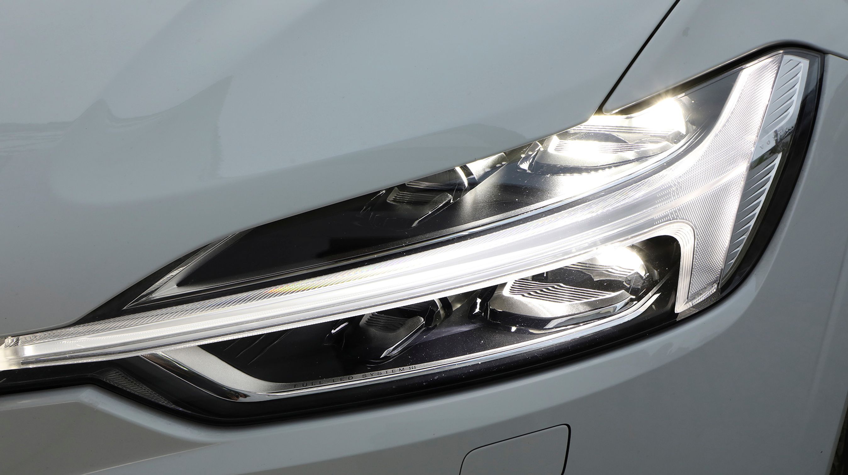 Som standard har XC60 LED-forlygter, men man skal betale 35.000 kr. ekstra for en Teknik-pakke, hvis man vil have disse adaptive LED-forlygter, der løbende tilpasser lyskeglen efter trafikforholdene. Pakken er egentlig attraktivt prissat, da man desuden får navigationsanlæg, bakkamera, sikkerhedsudstyr og Apple CarPlay.