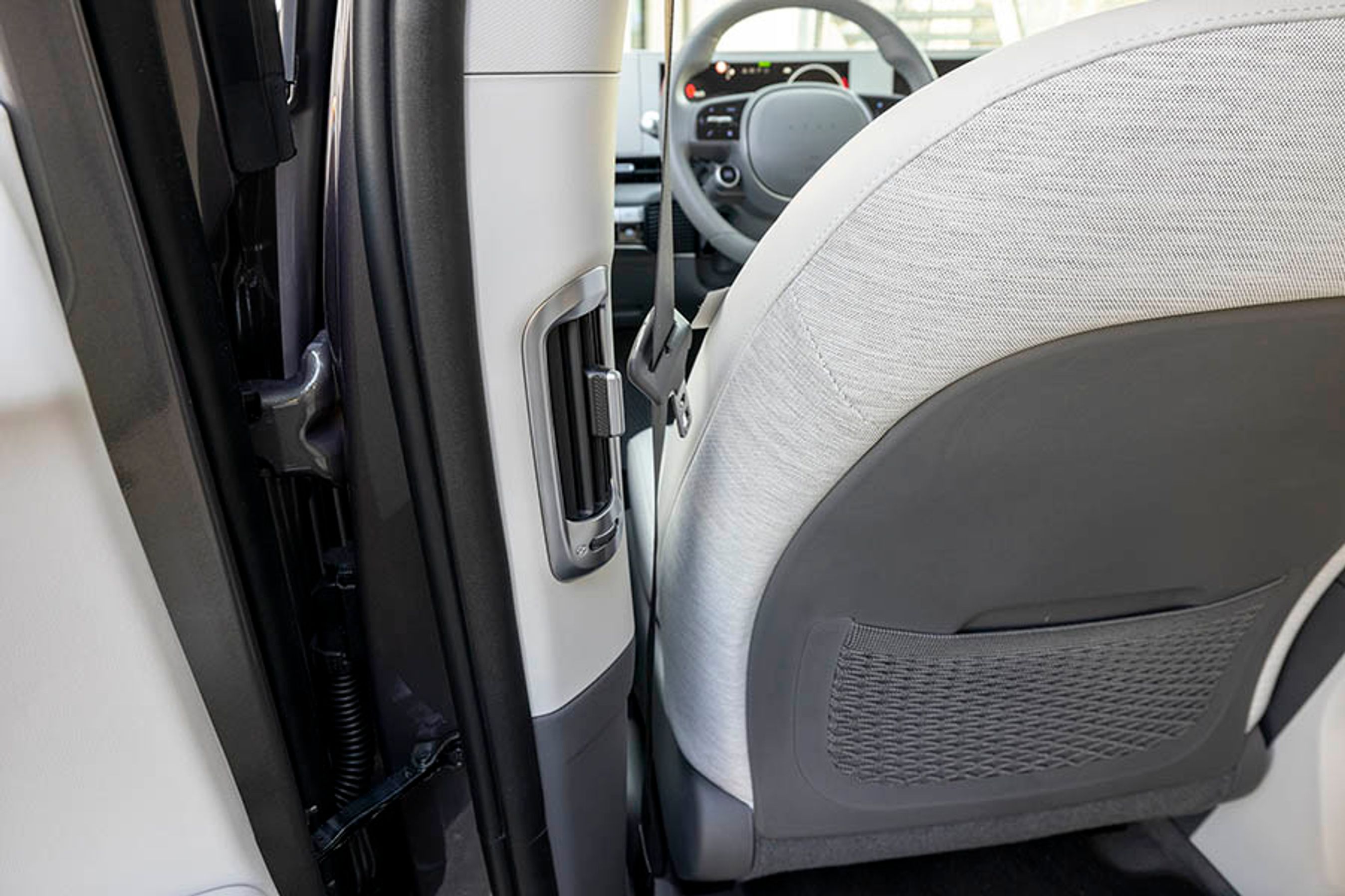 Der er friskluftdyser i dørstolperne i begge sider, og det øger komforten for bagsædepassagererne betydeligt.