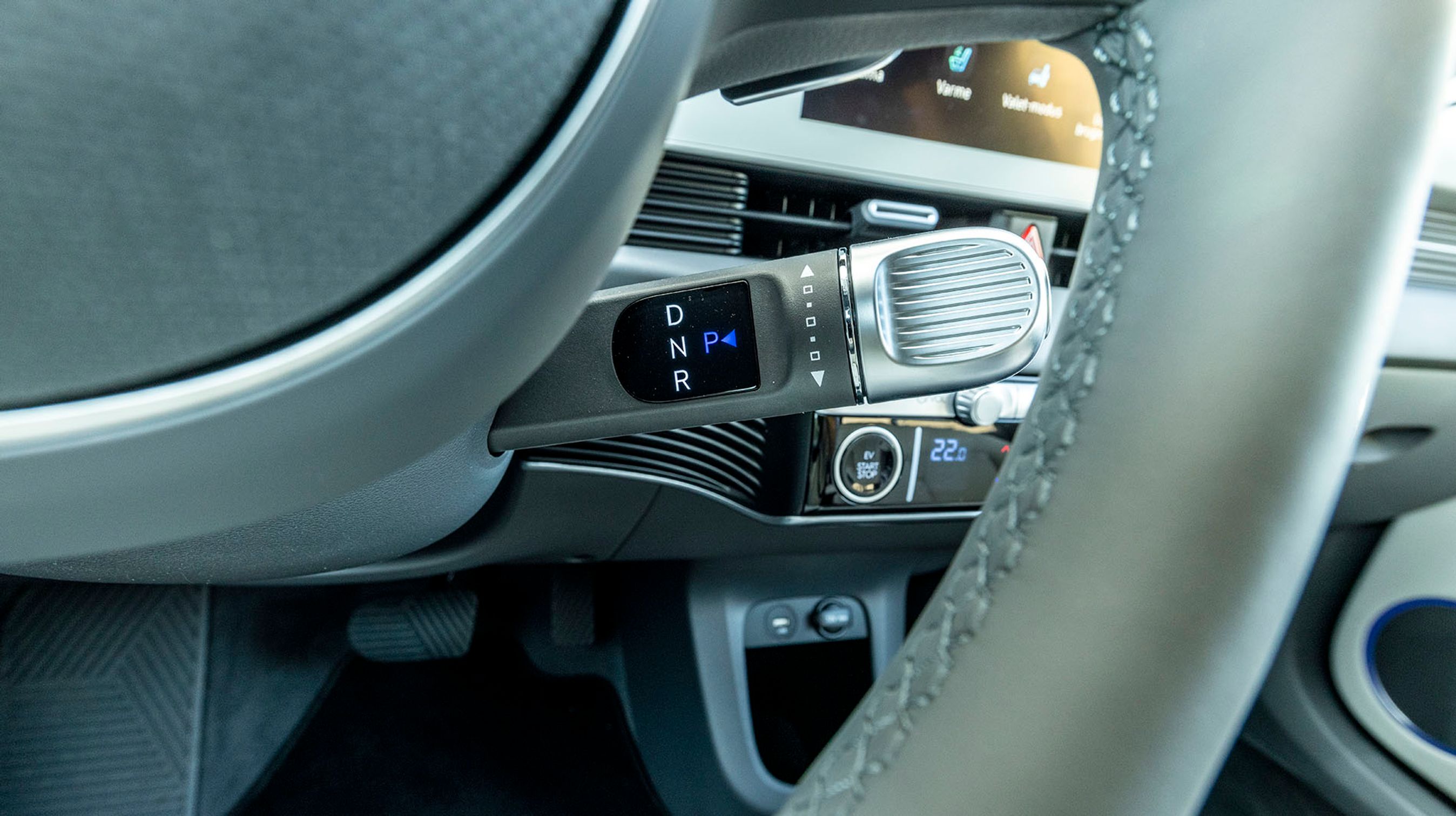 Gearvælgeren er placeret som en stilk bag rattet, hvor man vrider det yderste hen på D eller R. Den går selv i P, når døren åbnes, eller man trykker på stop.