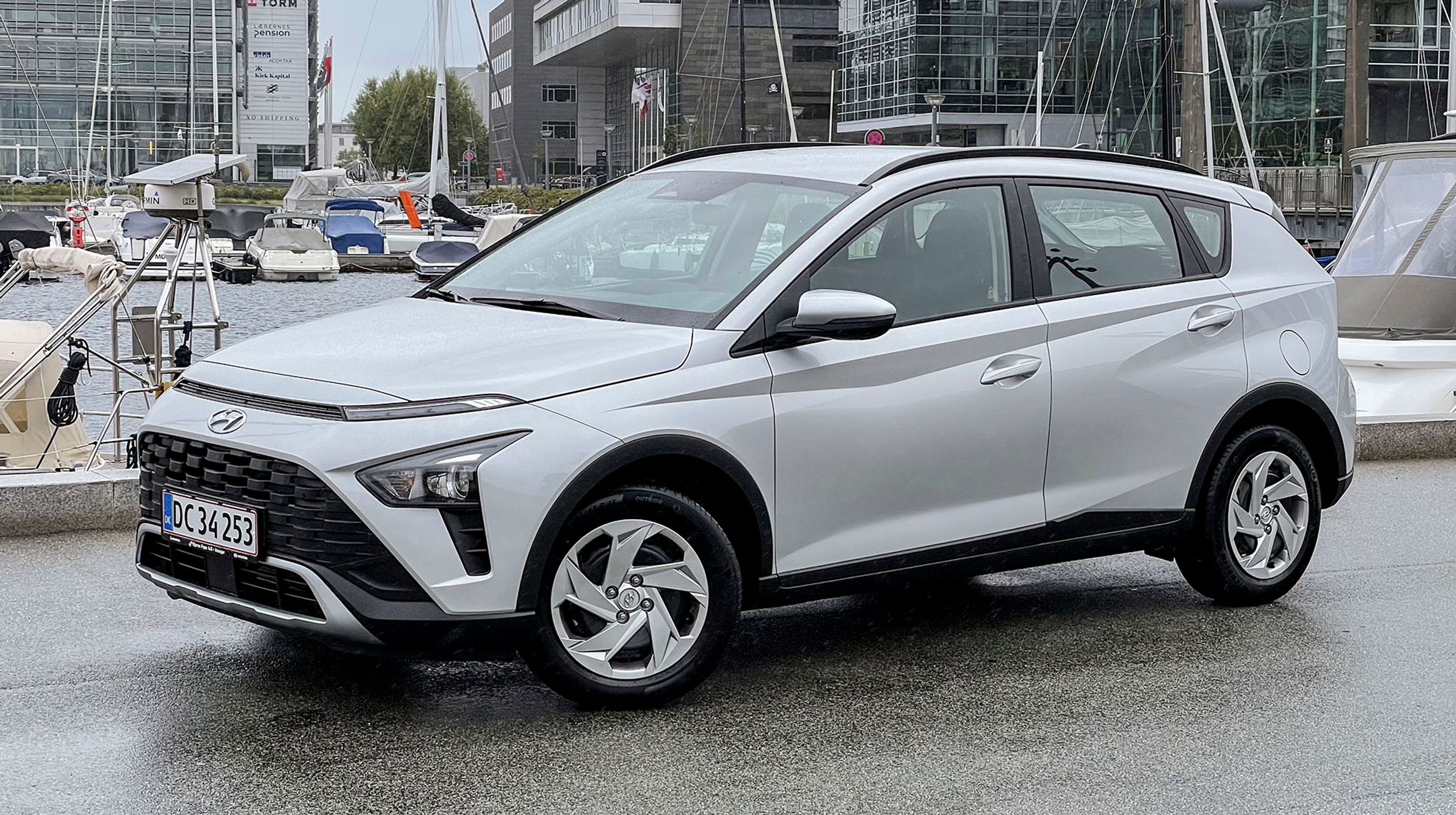 SUV’en nøjes i de fleste udstyrsudgaver med 15”-stålfælge. 17”-alu kan tilvælges for knap 10.000 kr.