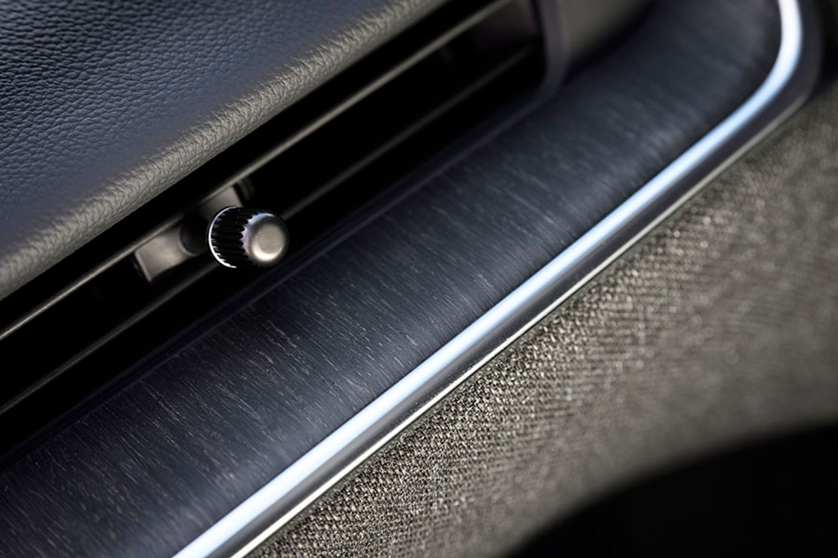 Materialerne virker lækre overalt i kabinen. Der er meget lidt brug af plast, i stedet er det stof, træ og aluminium der er brugt mest af.