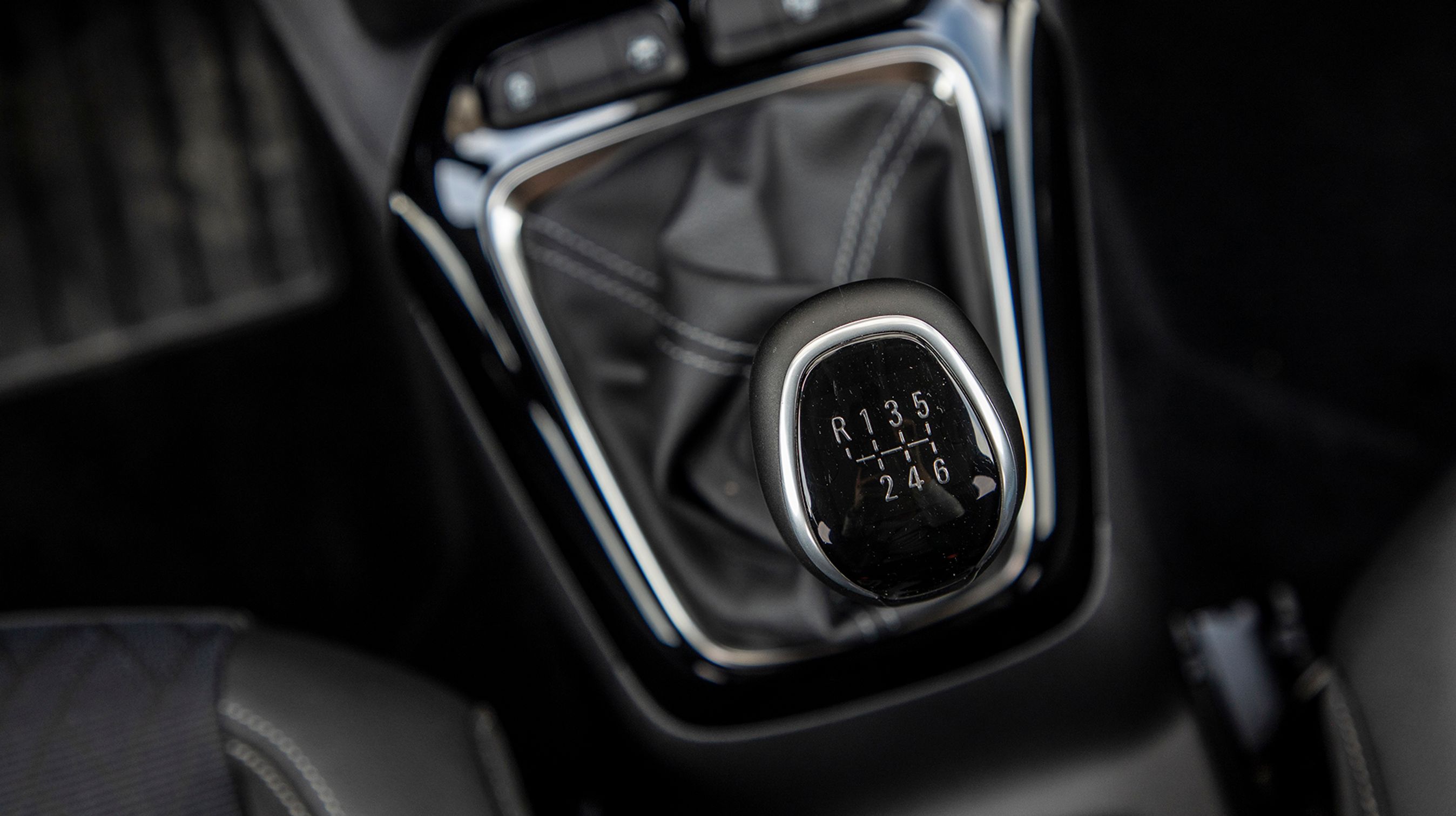 Gearskiftet i den sekstrins manuelle gearkasse går godt, heldigvis for du kan ikke få automatgear til dieselmotoren, så skal du vælge benzin eller elektrisk.