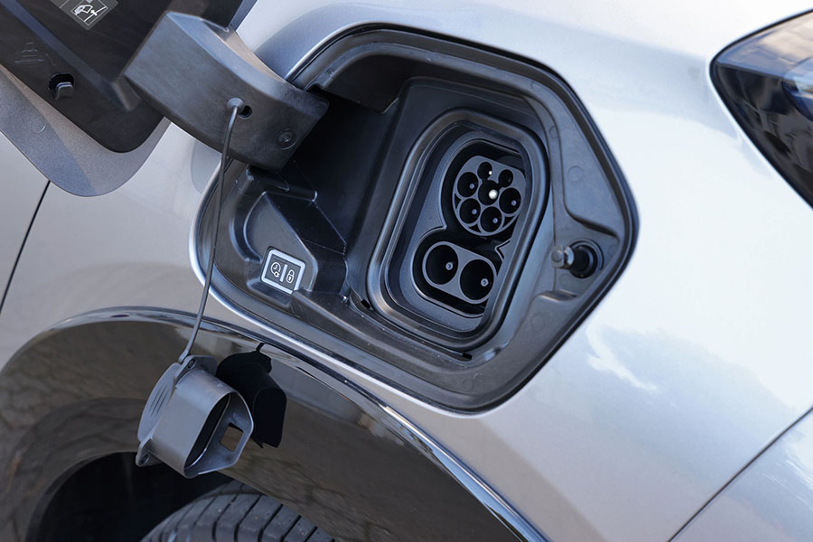 Hjemme lader man med op til 11 kW, så opladning højst tager fem timer. Når man er ude, lader den ikke kraftigt, og vi målte en ladeeffekt på 84 kW på 15 minutter i gennemsnit og blot 73 kW over en halv time. Det giver henholdsvis 125 og 215 km. Nok til at komme frem på sjældne langture, men for ineffektivt hvis man ofte kører langt. 