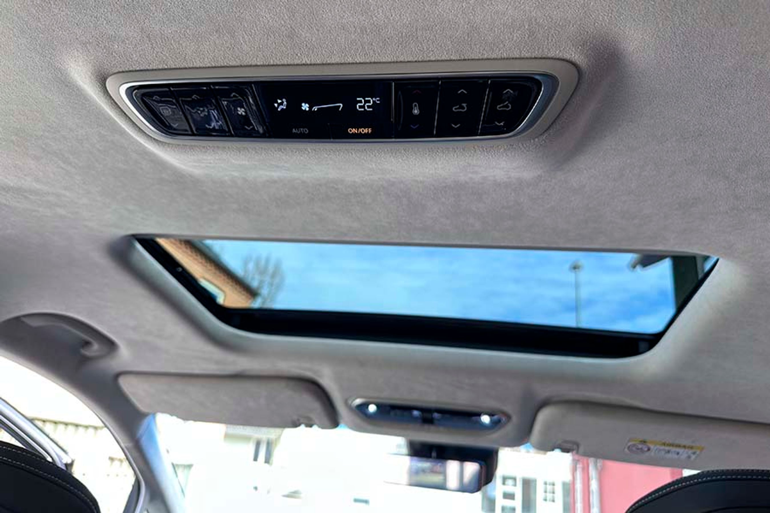 Man styrer klimaanlæg og soltag fra et betjeningspanel i loftet foran række to, men det hele kan også styres fra førerpladsen.