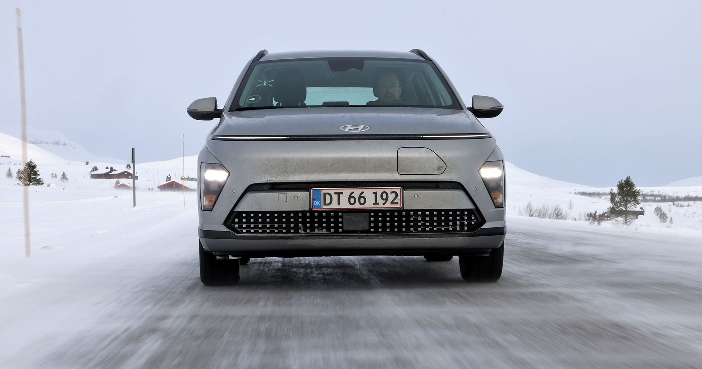 Sølvgrå Hyundai Kona set lige forfra på en snedækket vej