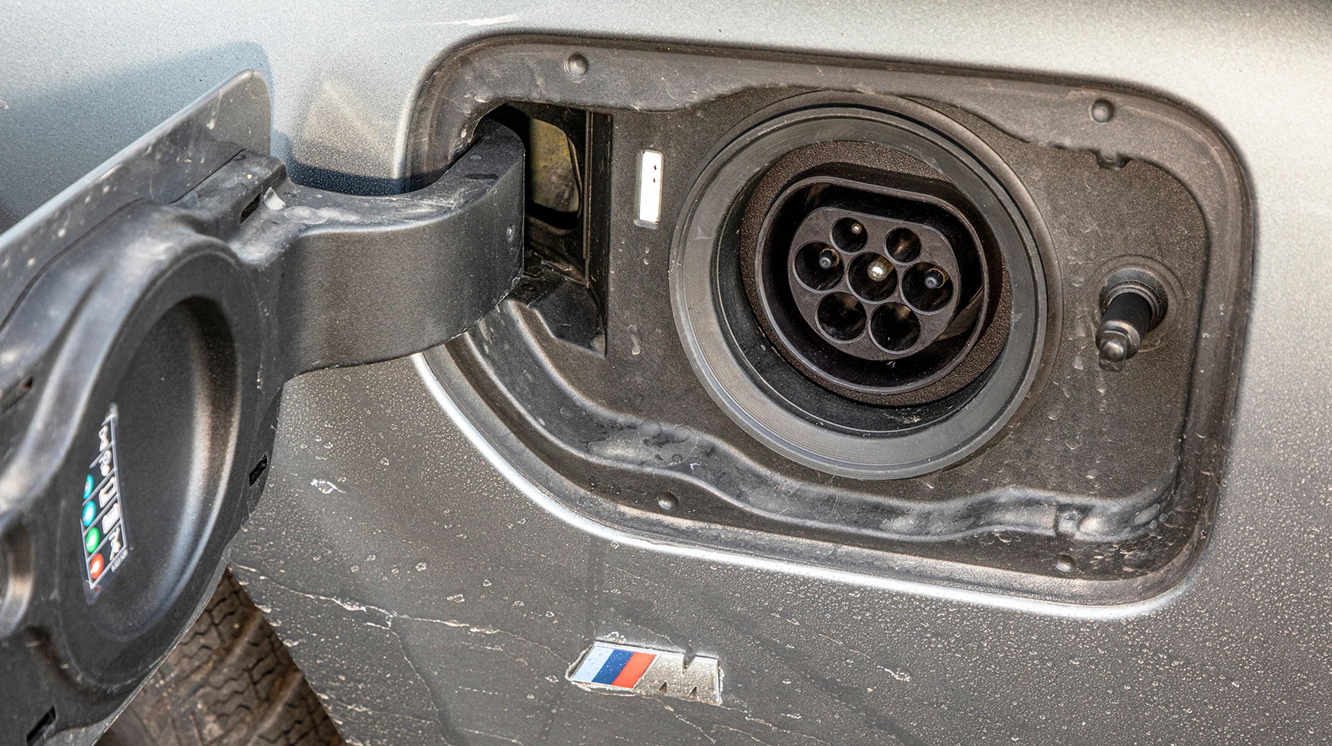 Ladestikket er af Type-2 modellen, men desværre kan man kun lade bilen op med en enkelt strømfase, og det gør ladetiden unødig lang.