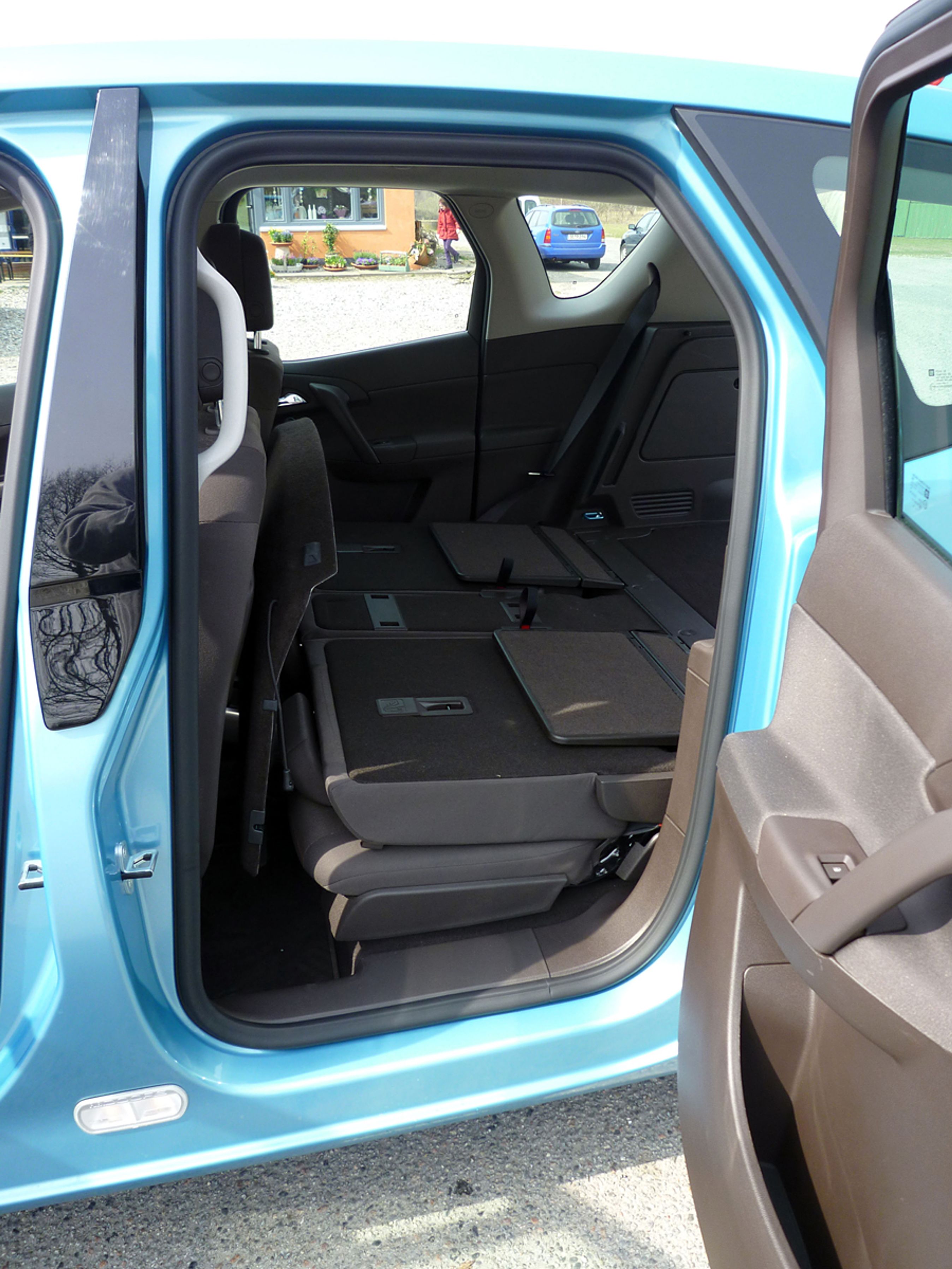 Bagsæderne kan lægges ned og danne en plan lastflade. Så er der 900 liter bagageplads op til rudekanten og 1.500 liter lastet til loftet.
