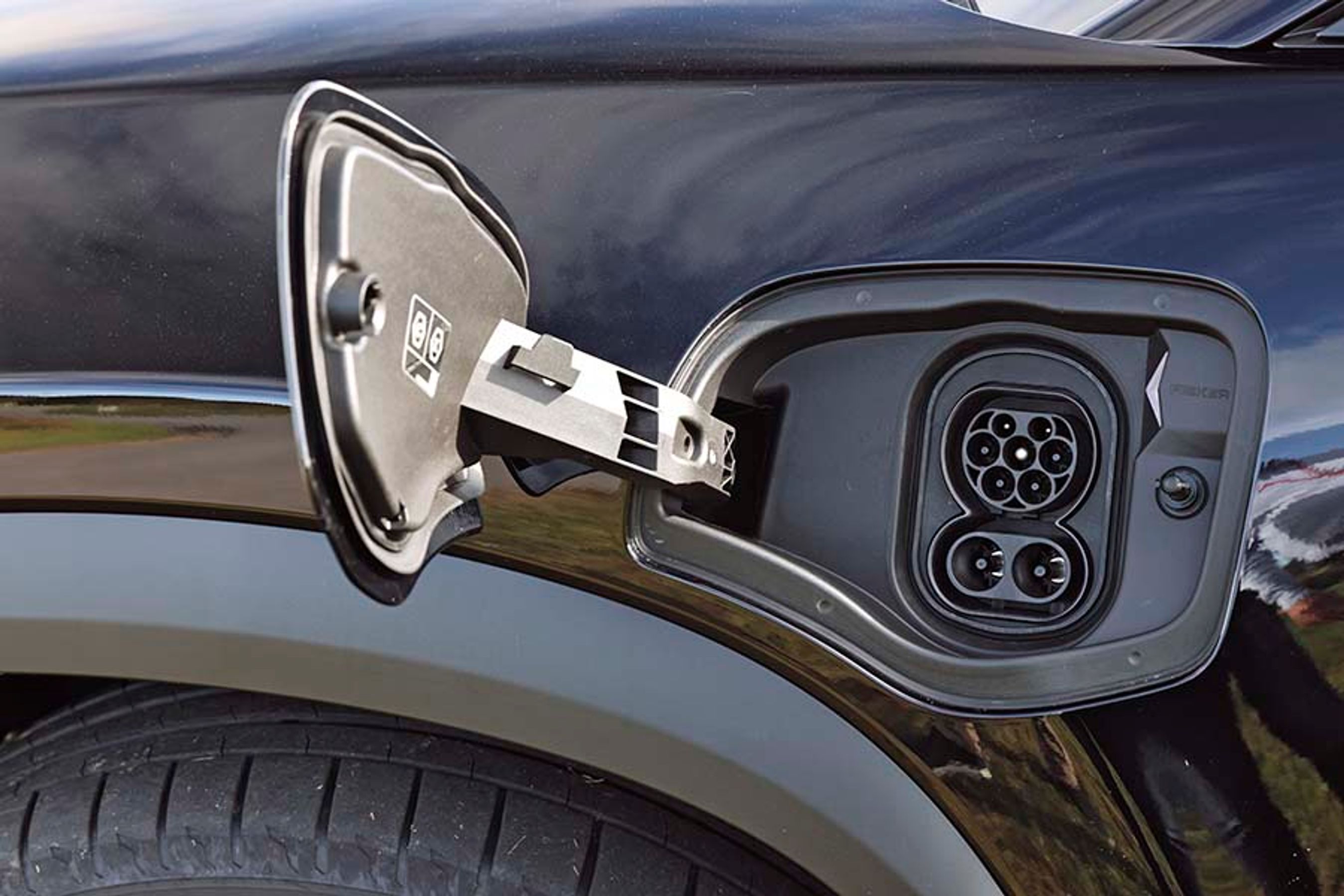 Ladelugen sidder i venstre bagskærm. Ladehastigheden er på op til 200 kW.