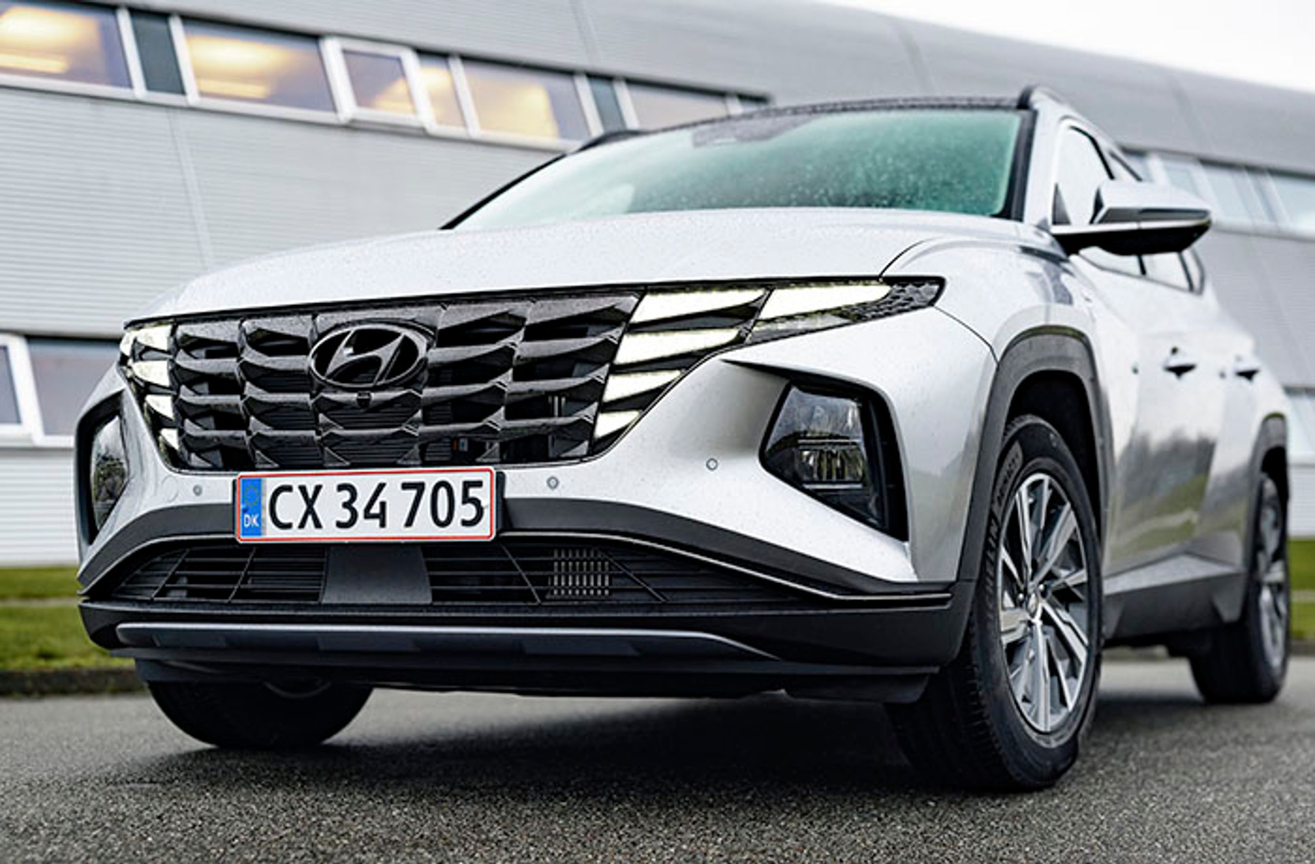 Fronten er let genkendelig med de integrerede kørelyslygter i kølergitteret. Hyundai kalder det parametrisk kørelys!