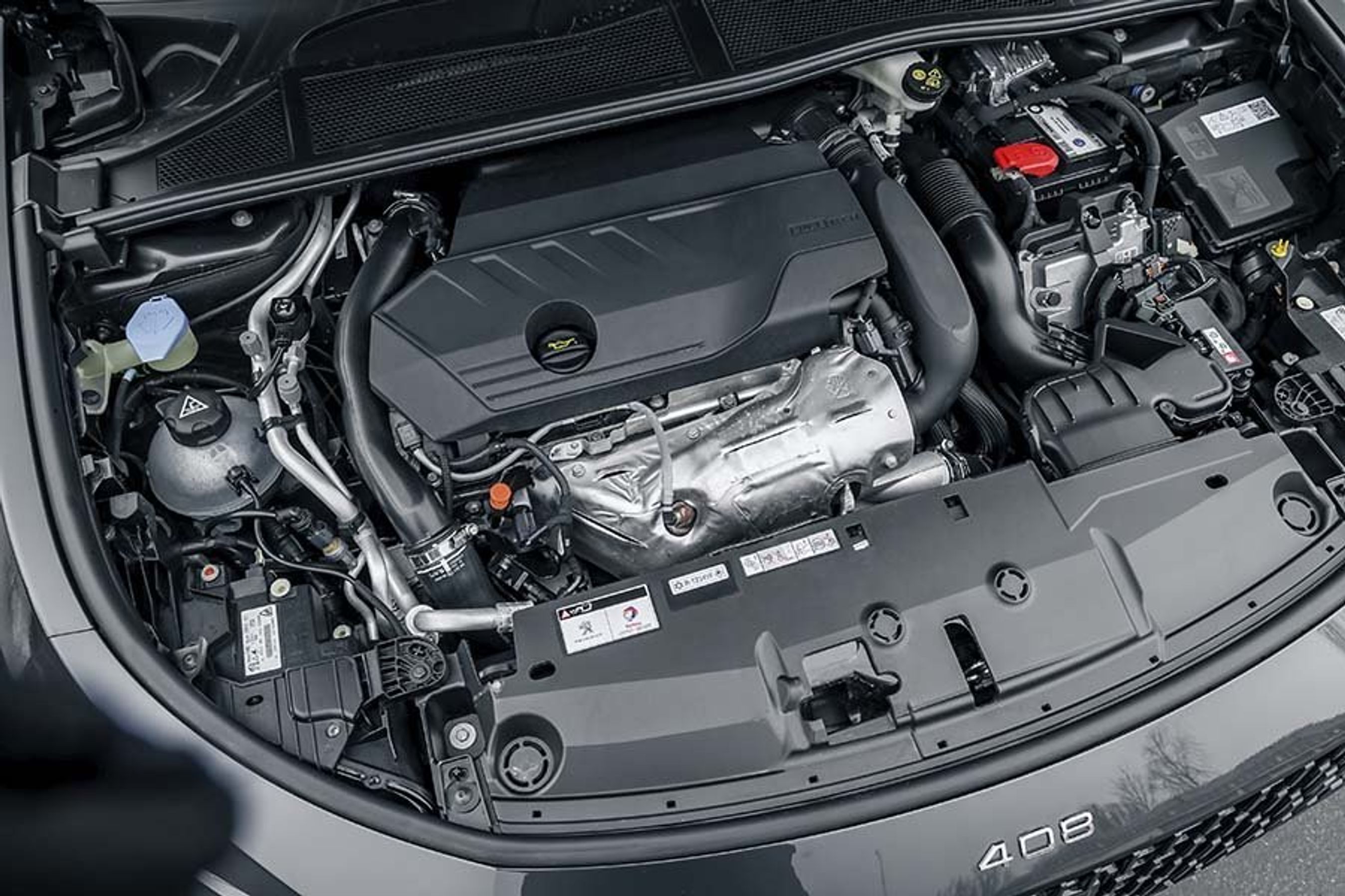 Motorrummet i en Peugeot 408 plugin-hybrid
