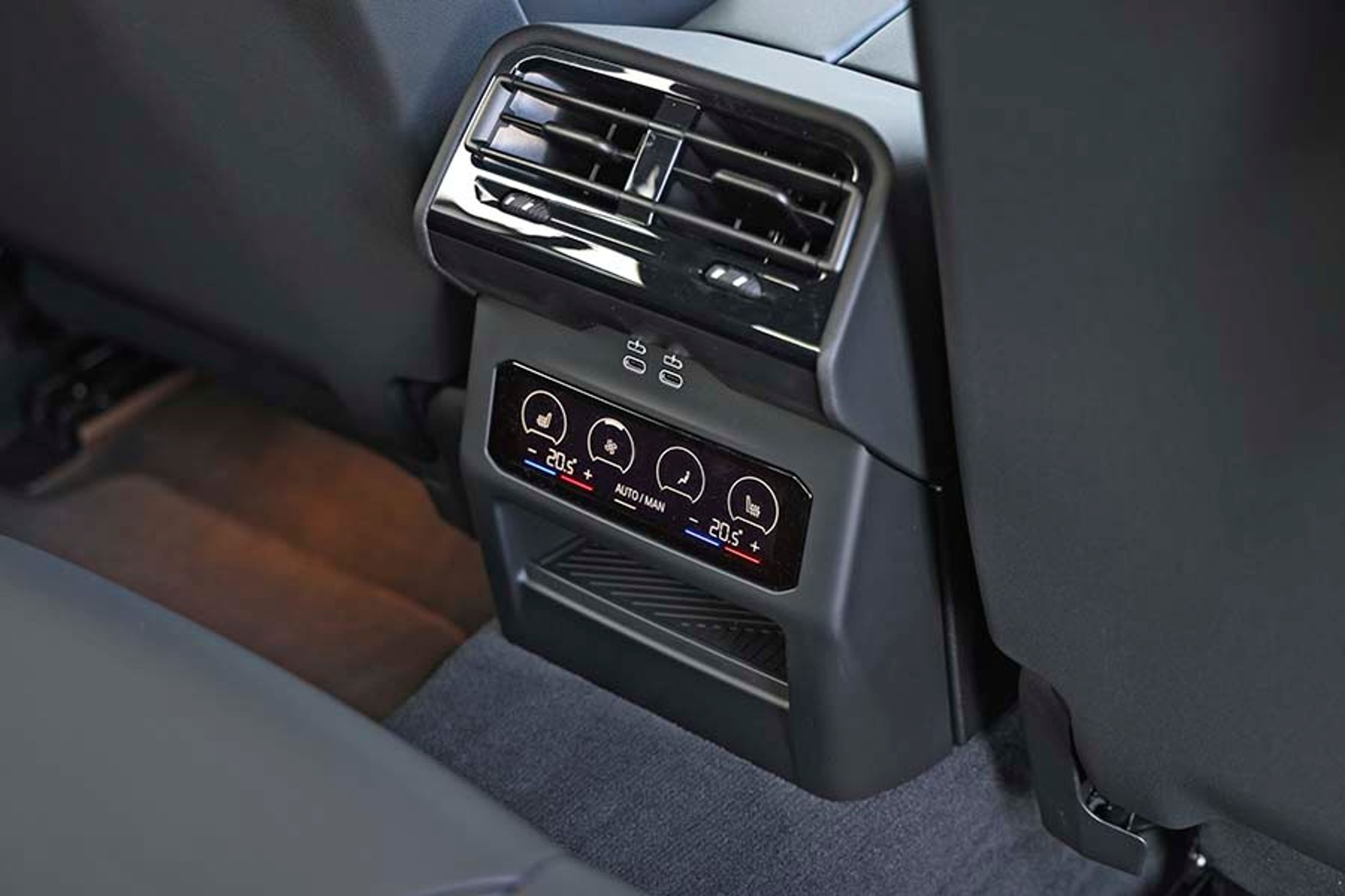 Klimaanlægget kan have op til fire zoner (ekstraudstyr) og har man valgt den mulighed, så kan man også individuelt styre temperaturen ved højre og venstre side af bagsædet.