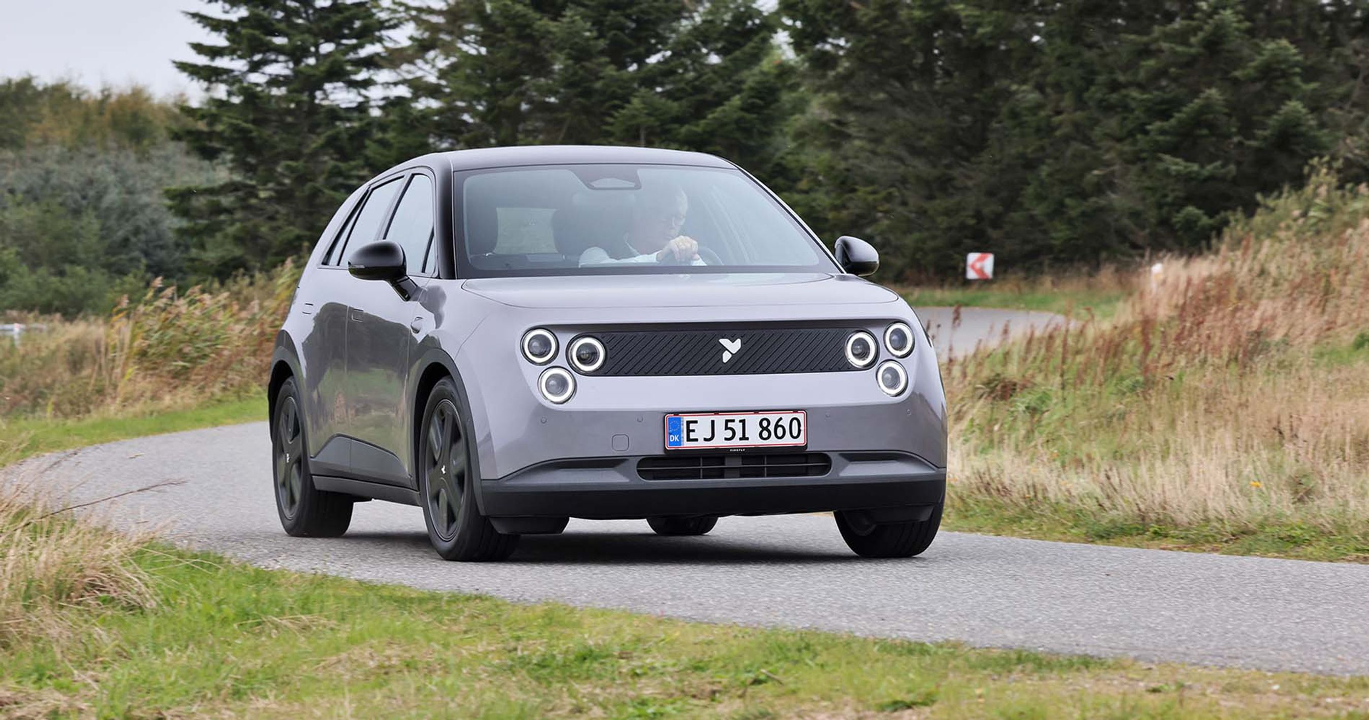 Firefly kører gennem sving med træer i baggrunden