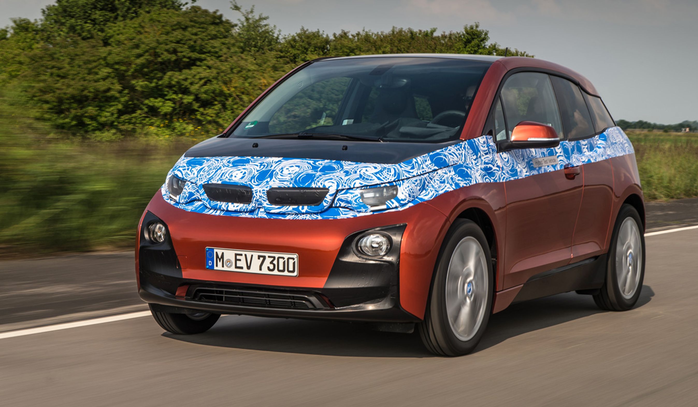 BMW i3 er en femdørs bil med baghængslede bagdøre.