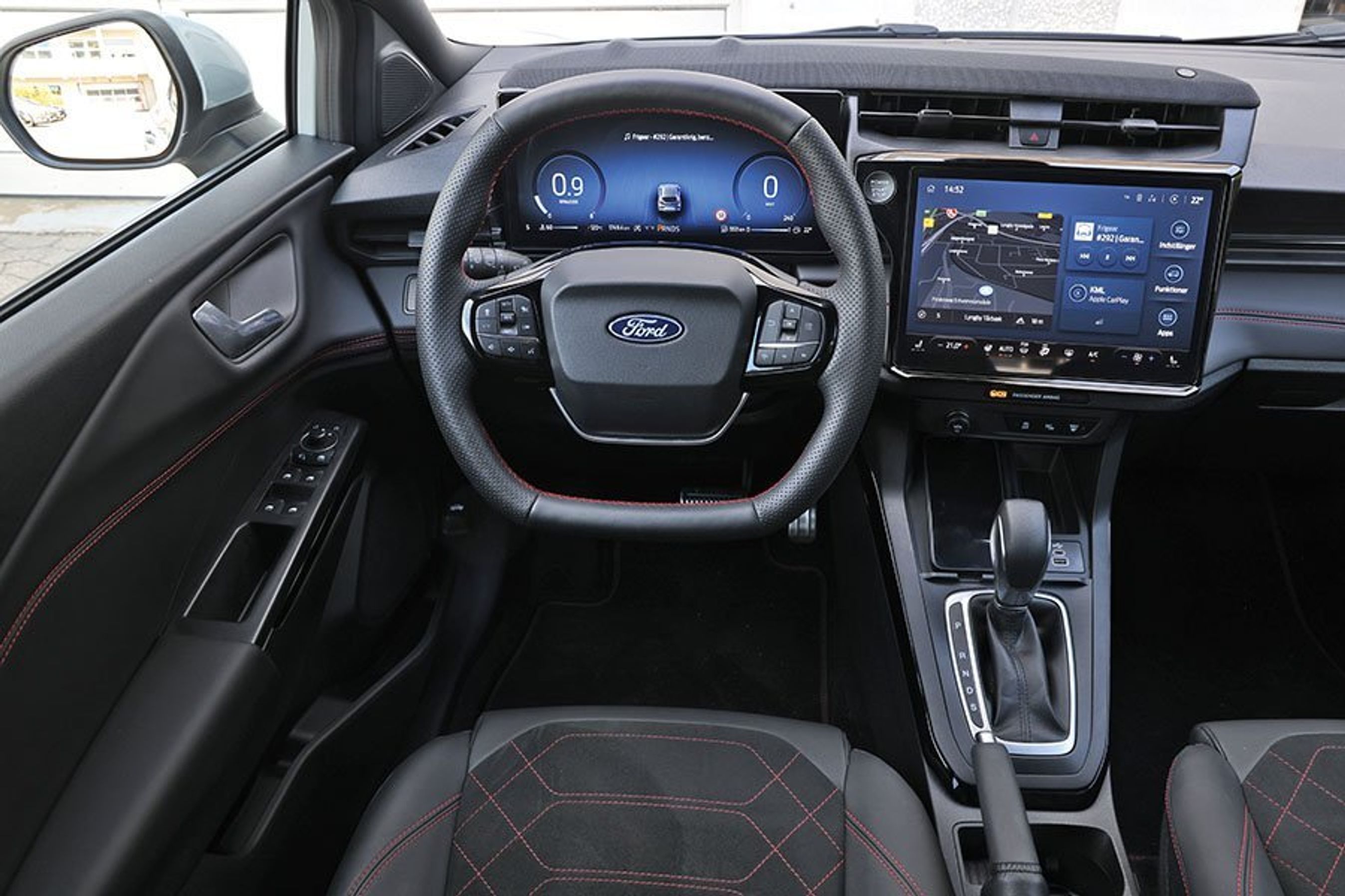 Førerpladsen i en Ford Puma