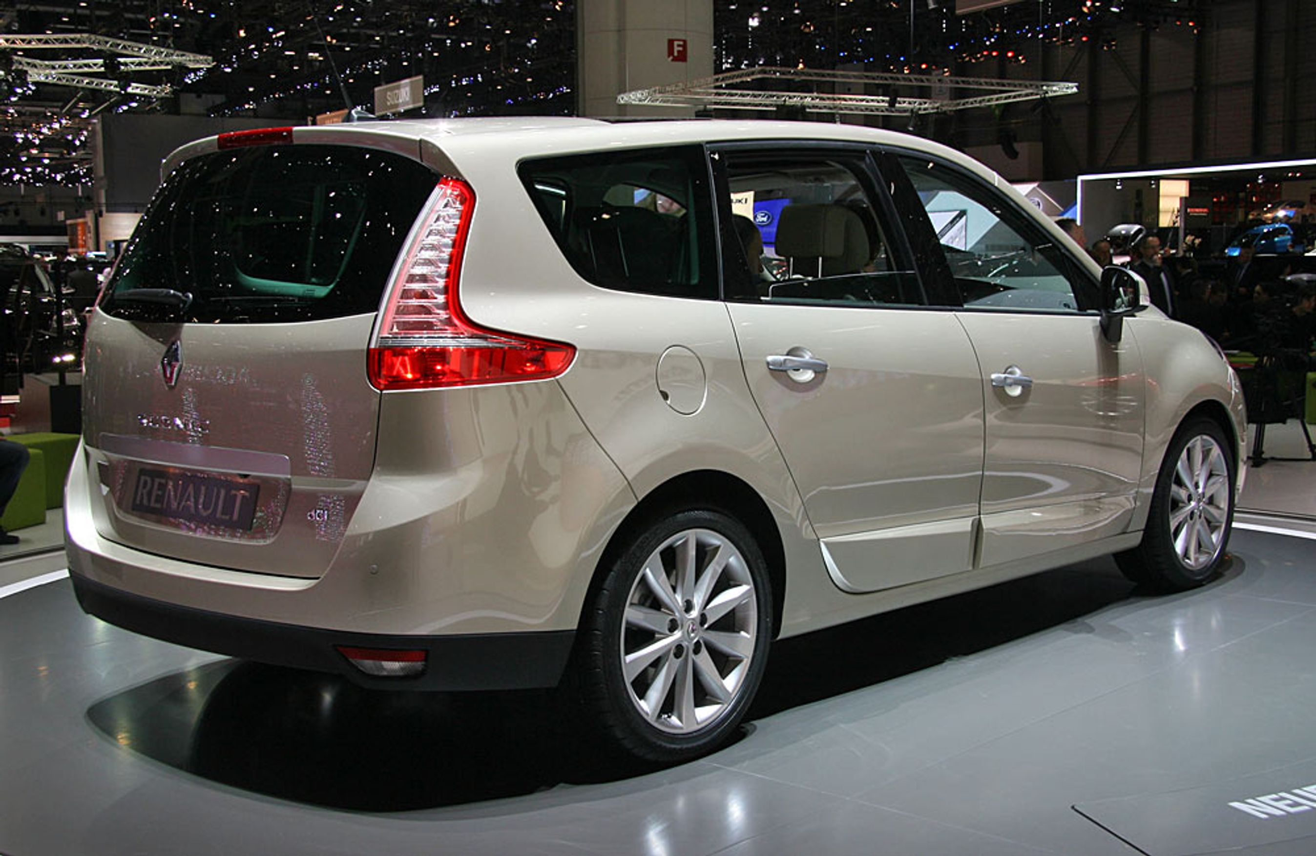 Renault Grand Scénic med syv sæder fås nu for ca. 240.000 kr. med benzinmotor og 270.000 kr. med dieselmotor.