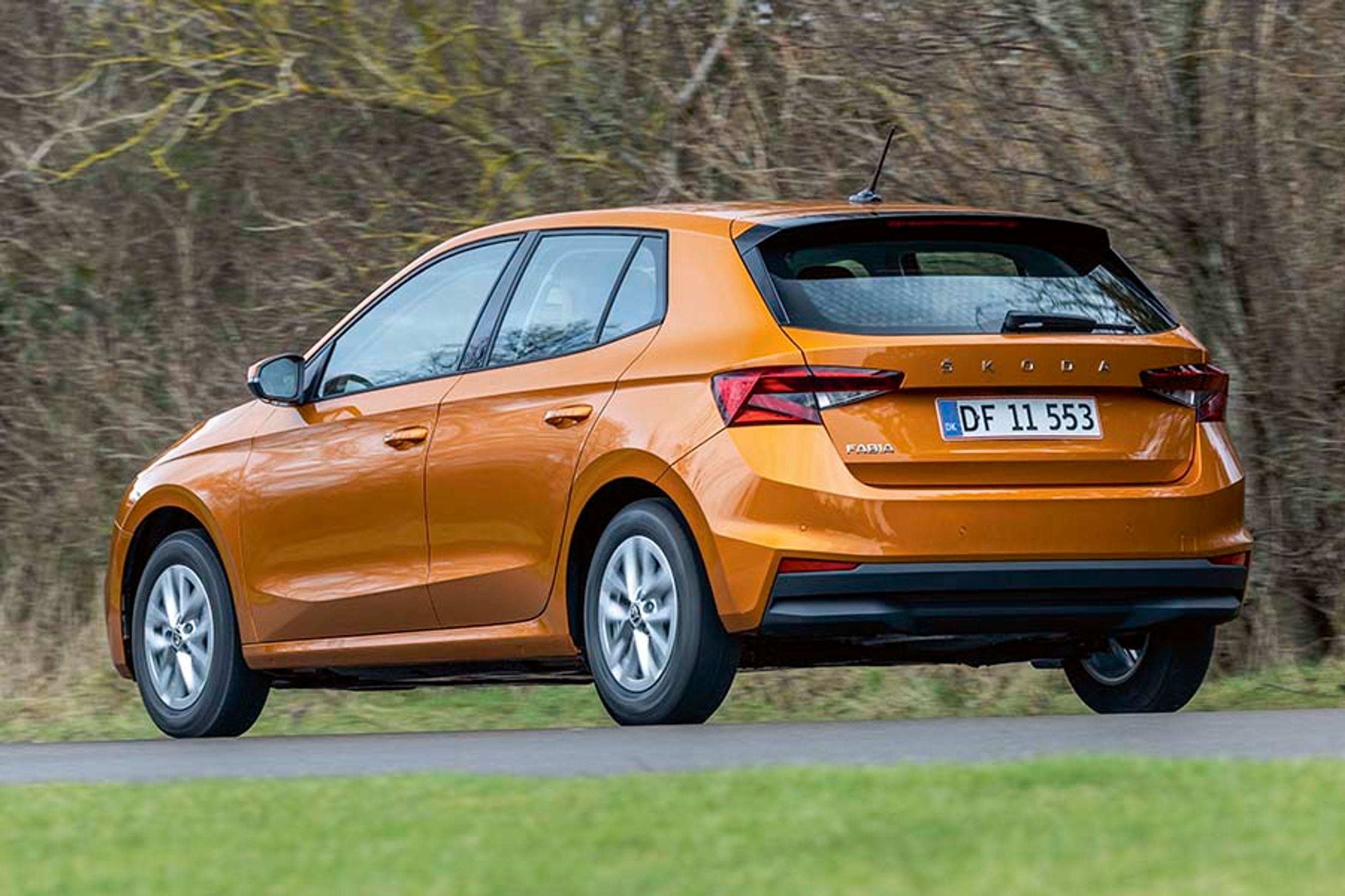 Den særlige orange farve hedder Phoenix Orange Metallic, og den koster i runde tal 13.000 kr. ekstra. De fleste andre metallic-farver koster 7.500 kr. ekstra.