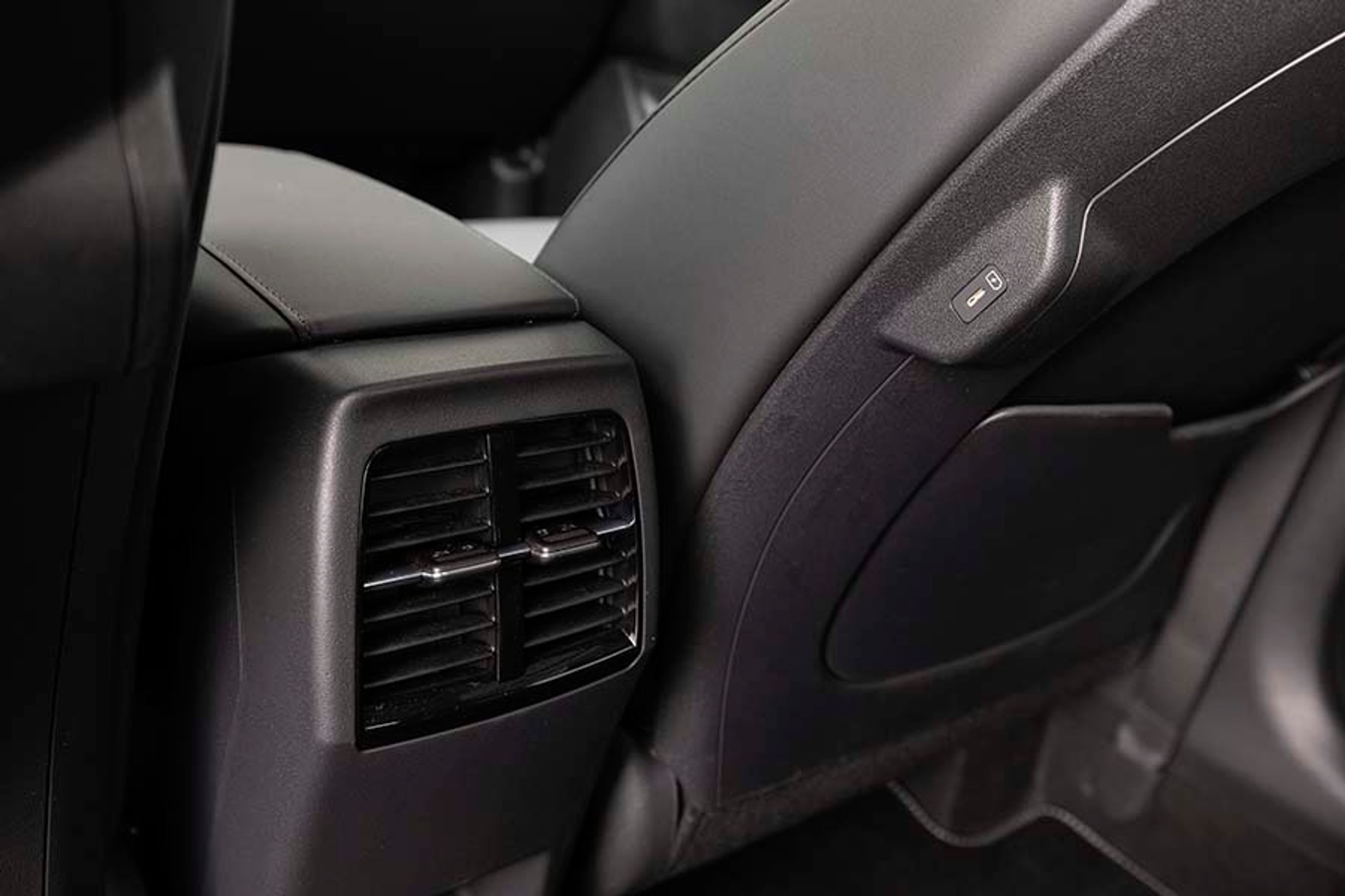 Bagsædepassagerne bliver belønnet med frisk luft fra dyserne, men også strøm fra et USB-C strømudtag i hver forstol. Det skal nok blive populært på bagsædet.