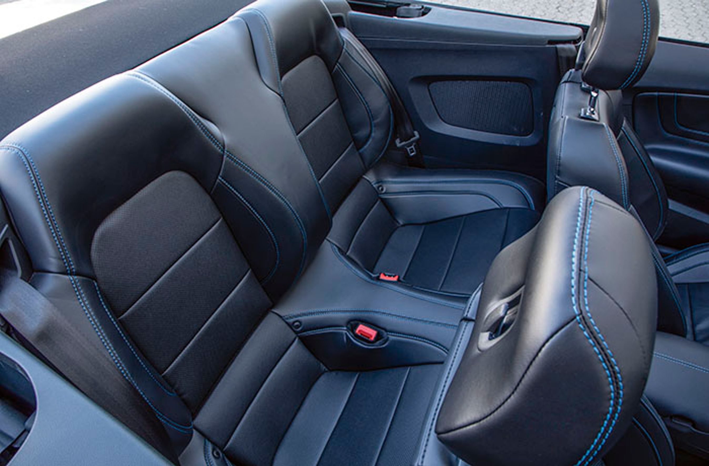 Der er to ekstra sæder bag forsæderne, men de er mest af alt at betragte som nødsæder, for der er nærmest ikke plads til ben deromme.