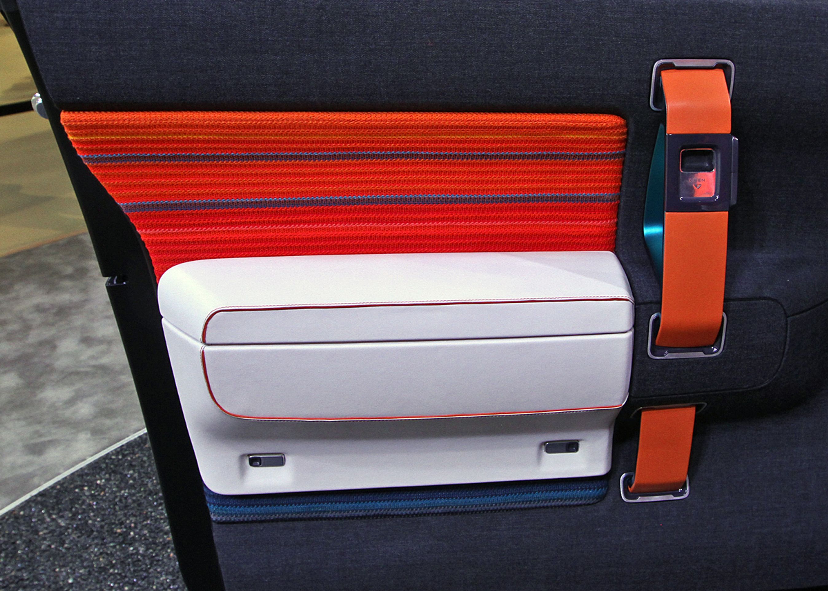 Praktiske løsninger og sjove designdetaljer kendetegner konceptbilen. Læderremmen går igen fra C4 Cactus.