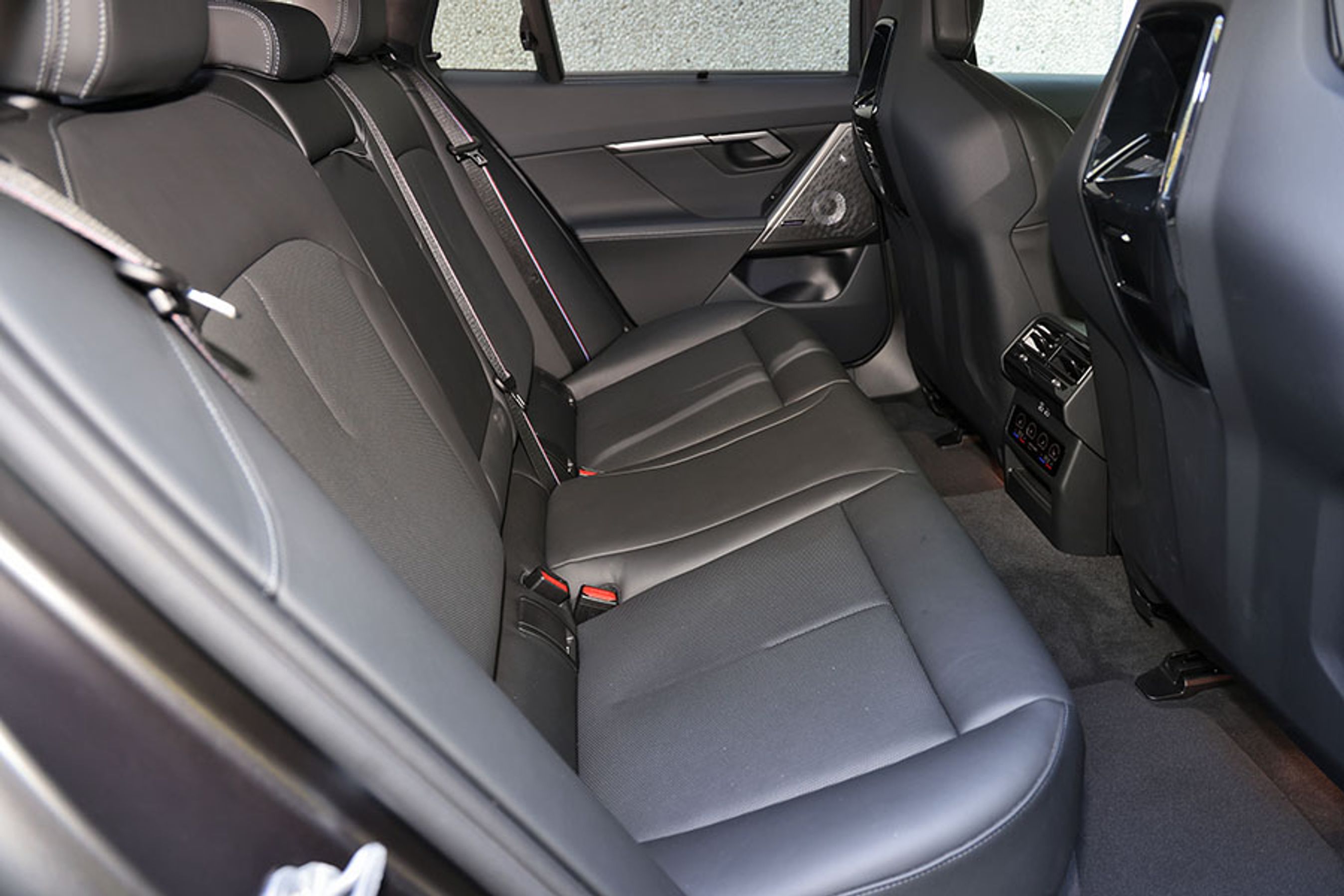 Der hvor M5 kan give de største udfordringer, er på bagsædet. For benpladsen er ikke specielt imponerende, når man tænker på, at bilen er over fem meter lang. Der er også en stor kardantunnel, der gør fodpladsen ringe for den midterste passager. Kort sagt er M5 mere for dem på forsæderne end dem på bagsæderne.