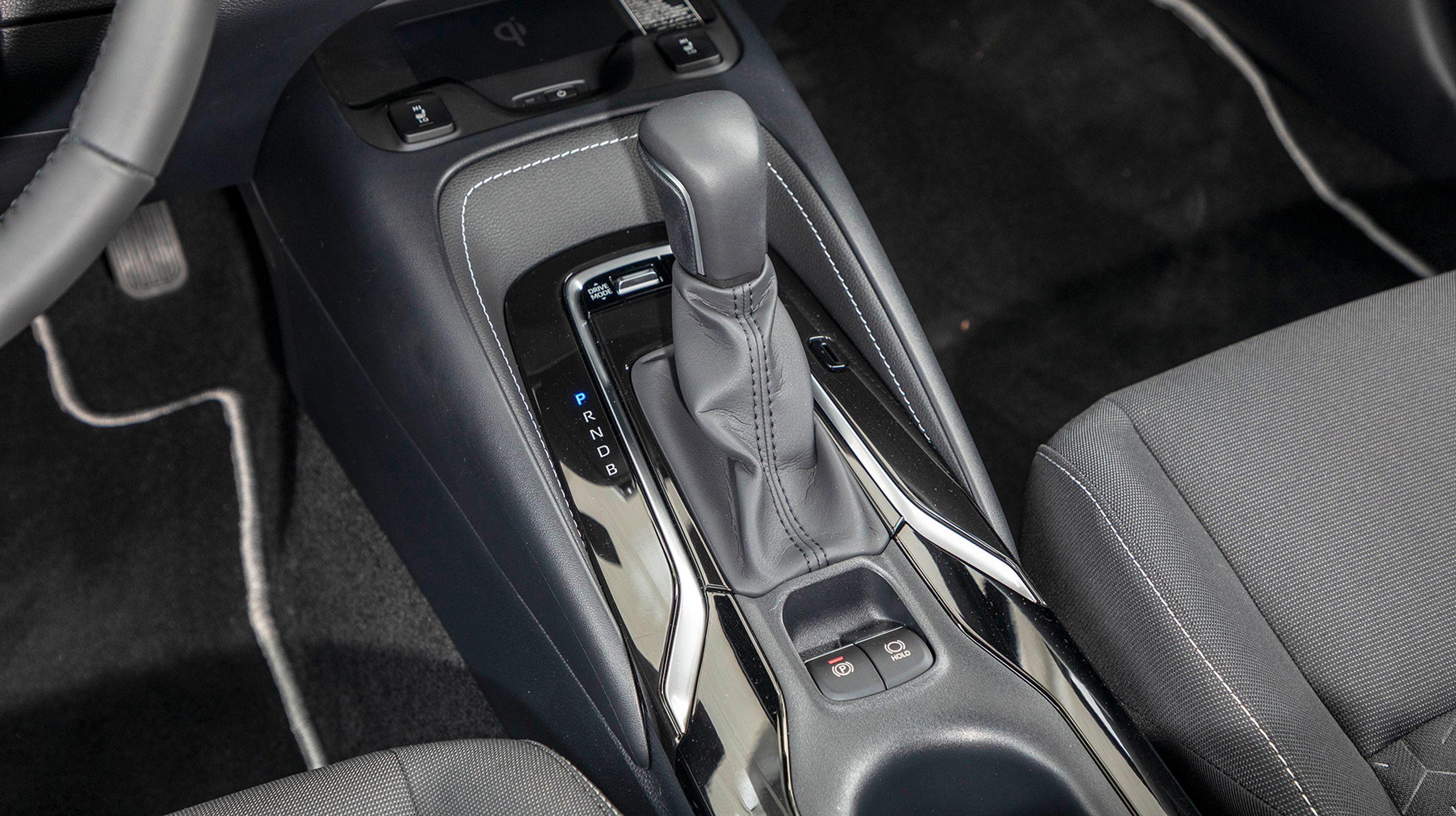 Gearvælgeren er gammeldags og tager meget plads op netop der, hvor man gerne vil have mere fralægningsplads omkring førerpladsen. Det kunne godt være bedre udnyttet.