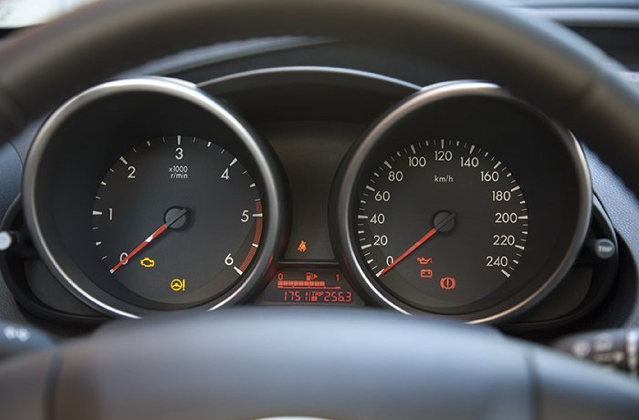 Tydeligt og velordnet. De to store runde instrumenter er lette at aflæse