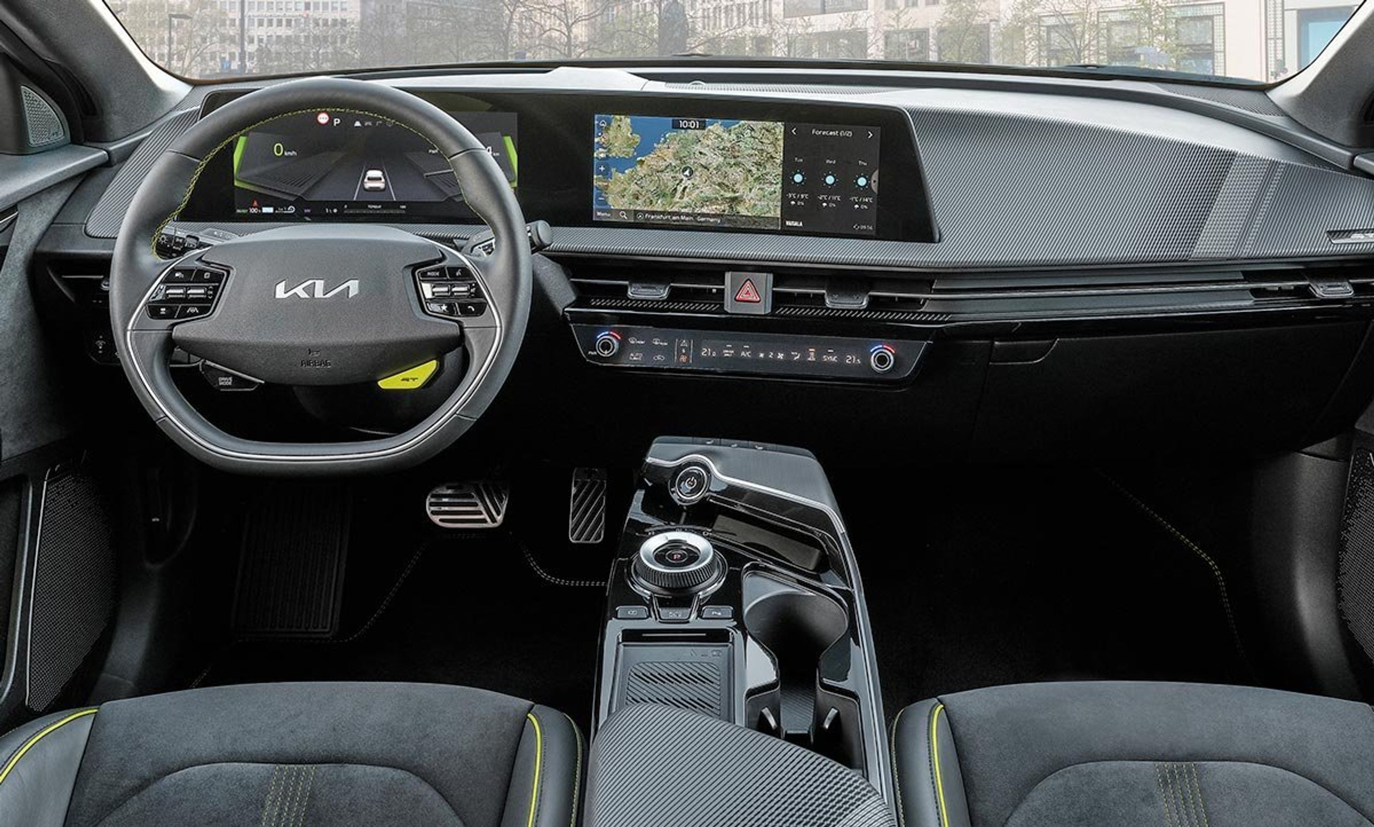 Instrumentbordet er stort set uforandret i forhold til de almindelige udgaver af Kia EV6, men rattet er gjort mere sportslige, ligesom stolene er skålformede.