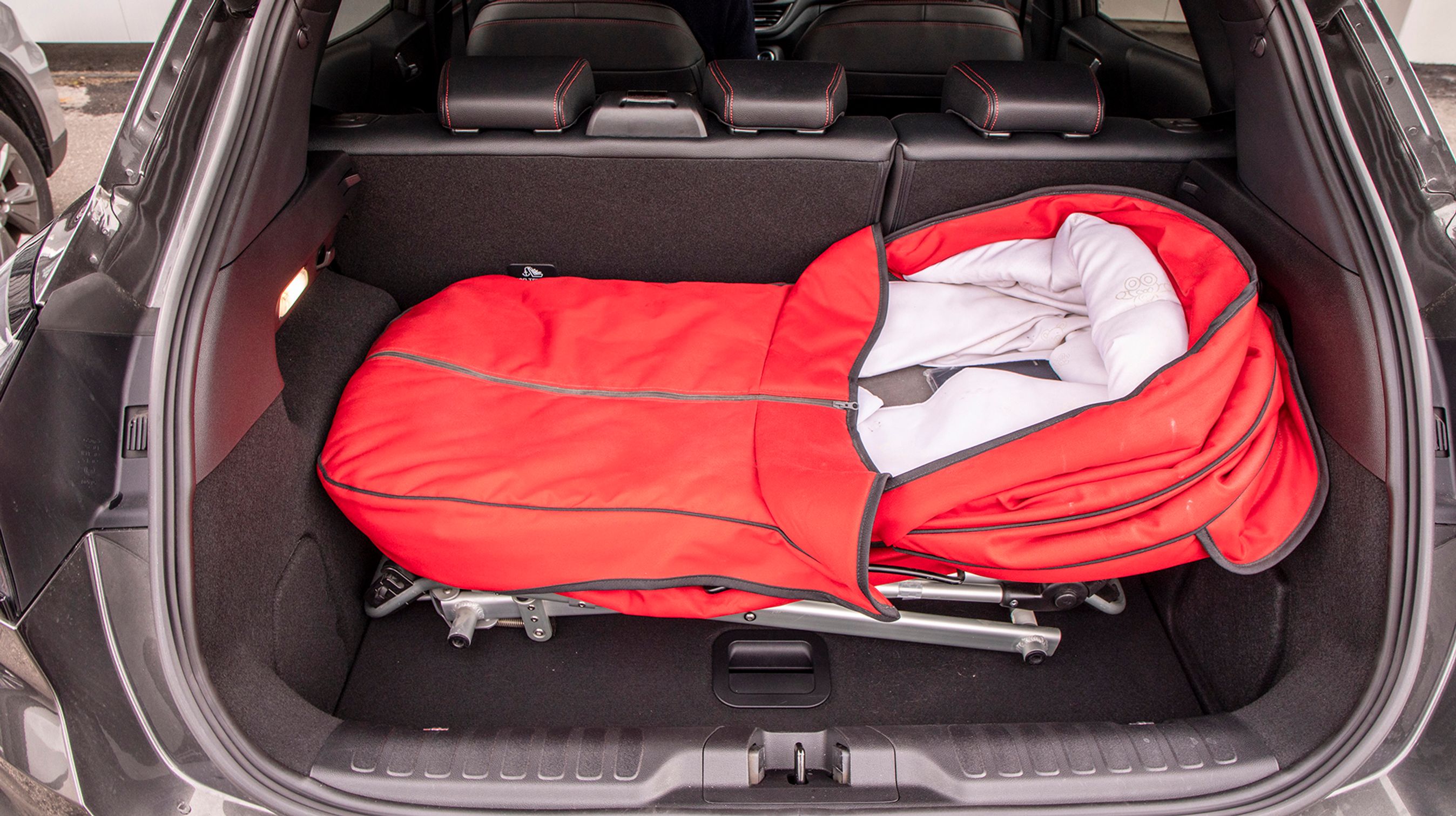 Bagagerummet rummer 402 liter og dermed let en barnevogn. Under gulvet findes en praktisk og dyb brønd.