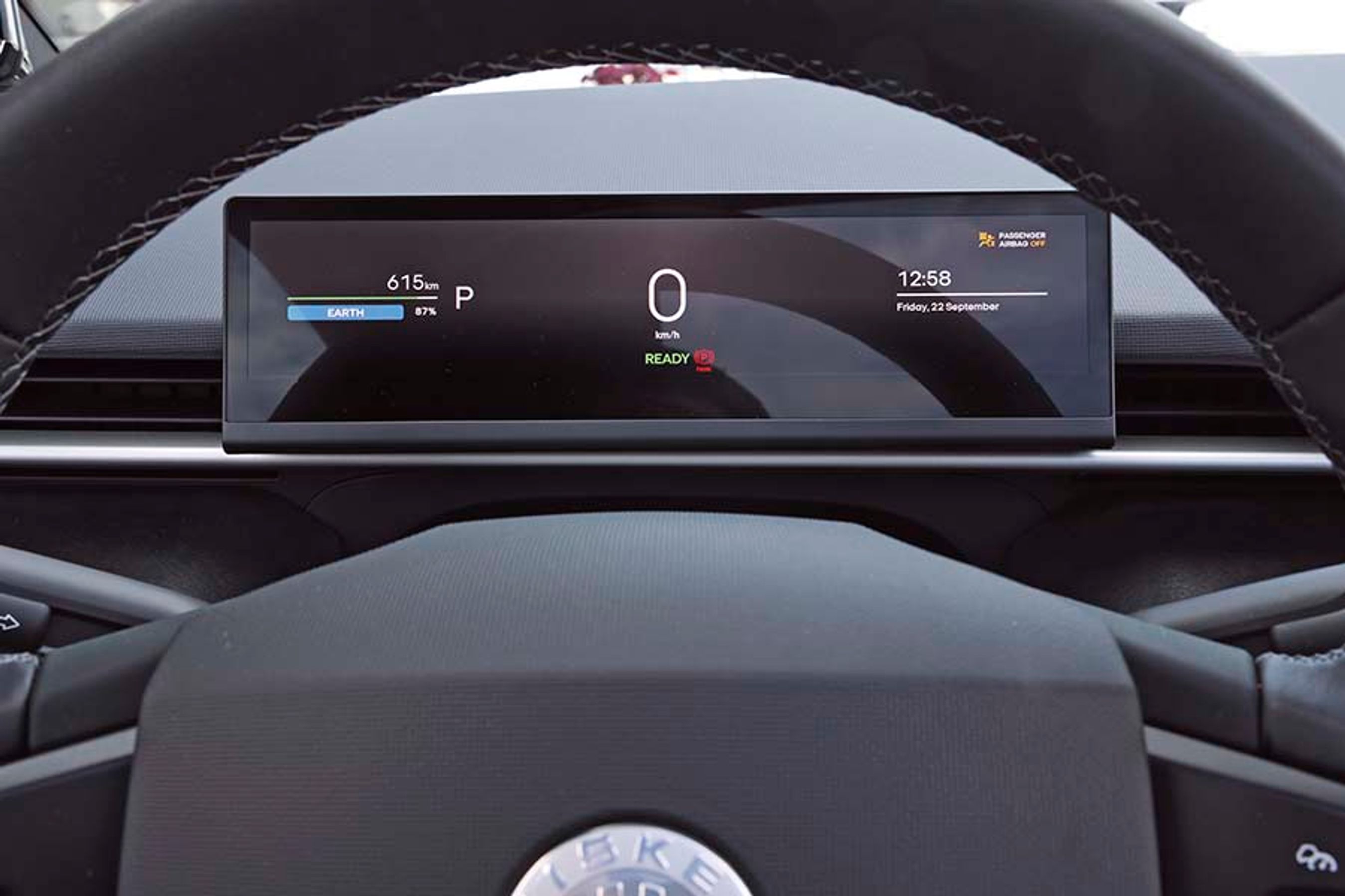 Ved rattet er der en udmærket lille ekstraskærm, så man ikke skal kigge over mod midterskærmen for at se f.eks. hastigheden.