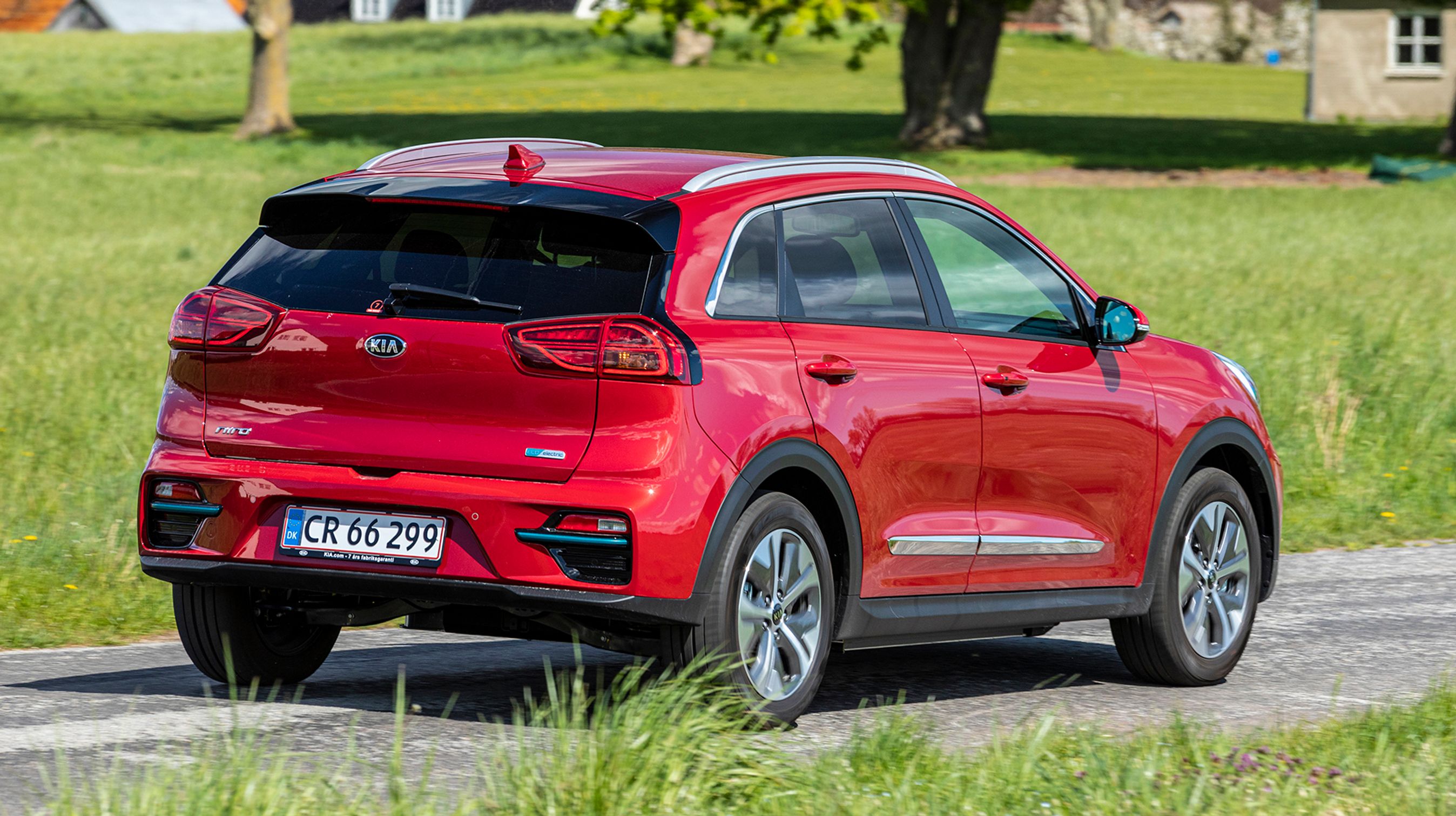 Kia e-Niro er en SUV og er således både høj og rummelig. Men bilen må ikke forsynes med anhængertræk.